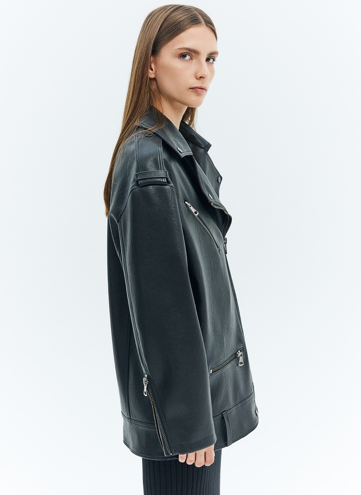 Объёмная косуха из экокожи. Косая молния, широкие лацканы, погоны и молния на рукаве. Мы изготовили модель с нашей фирменной фурнитурой высокого качества. Экокожа достаточно плотная, чтобы держать форму. Материал слегка переливается на свету. Благодаря свободной посадке её можно носить девушкам с разной фигурой. Сочетайте с джинсами, юбками из вискозы и денима.