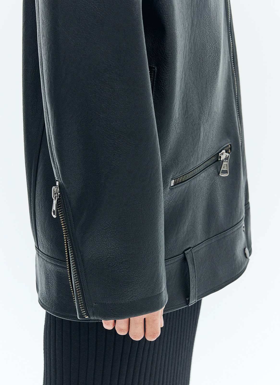 Объёмная косуха из экокожи. Косая молния, широкие лацканы, погоны и молния на рукаве. Мы изготовили модель с нашей фирменной фурнитурой высокого качества. Экокожа достаточно плотная, чтобы держать форму. Материал слегка переливается на свету. Благодаря свободной посадке её можно носить девушкам с разной фигурой. Сочетайте с джинсами, юбками из вискозы и денима.