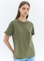 Футболка из эластичного мягкого хлопка. Базовая модель свободного кроя со спущенным плечом. Благодаря материалу в футболке комфортно целый день в любое время года. Носите с джинсами, юбками и брюками.

