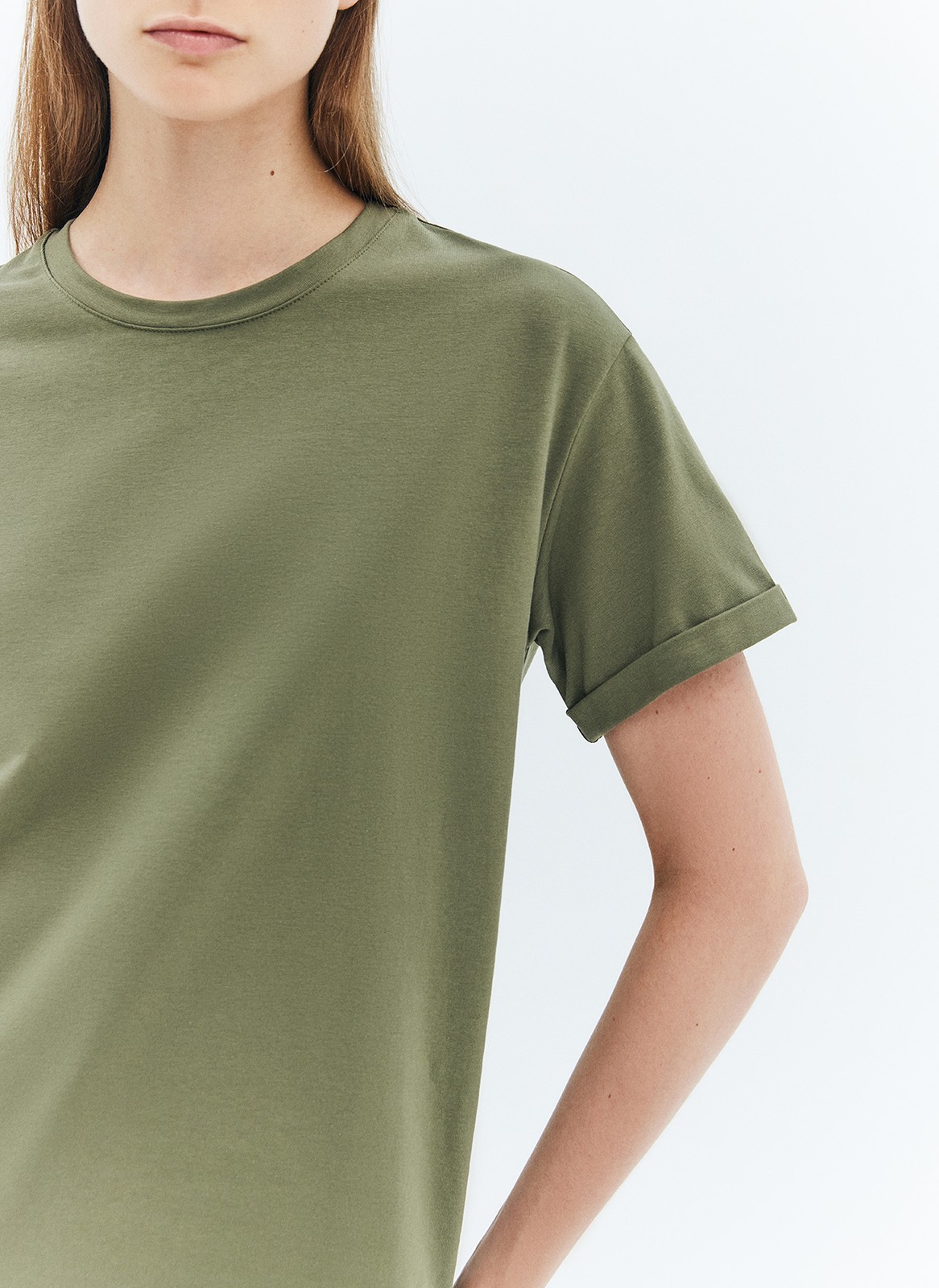 Футболка из эластичного мягкого хлопка. Базовая модель свободного кроя со спущенным плечом. Благодаря материалу в футболке комфортно целый день в любое время года. Носите с джинсами, юбками и брюками.

