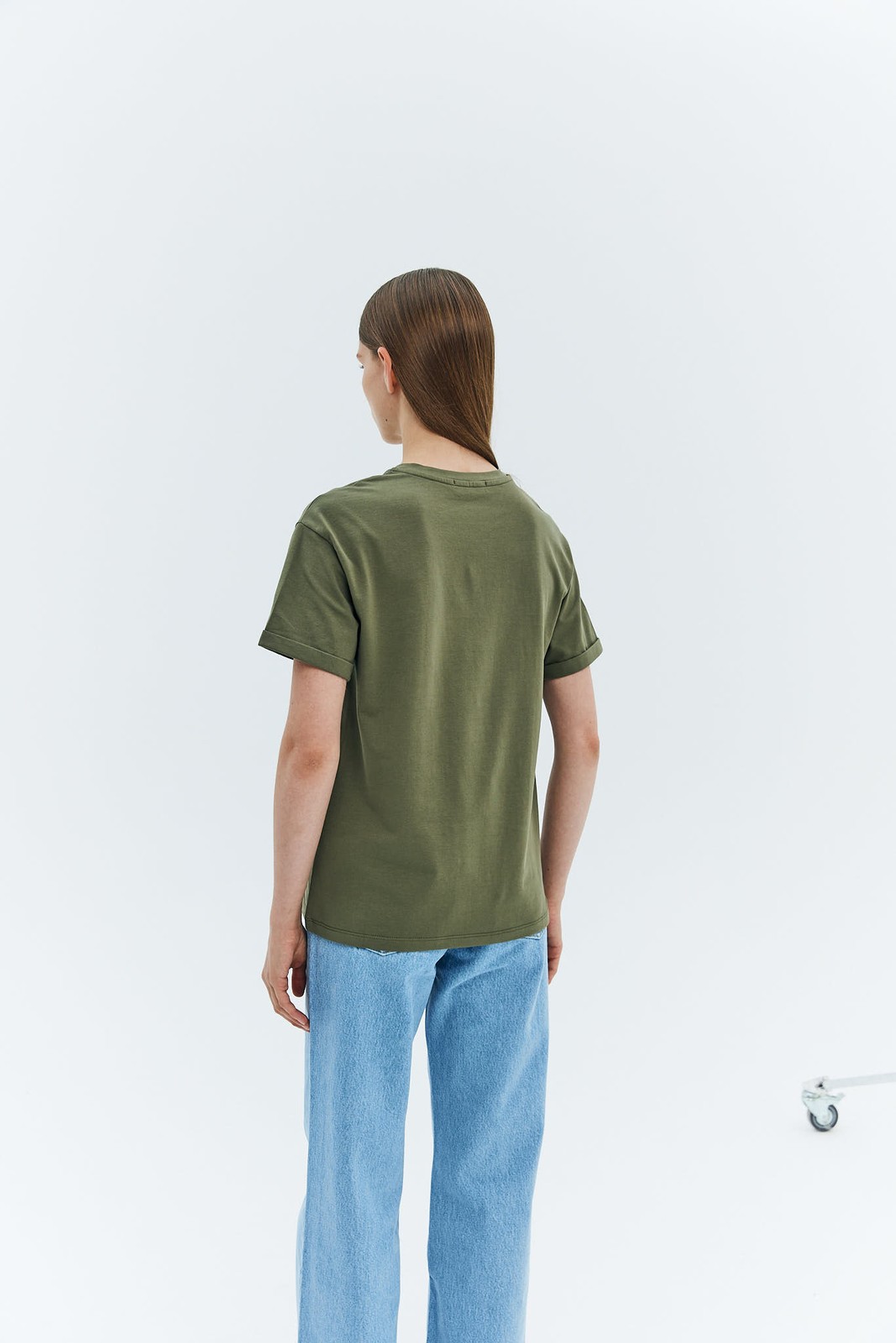 Футболка из эластичного мягкого хлопка. Базовая модель свободного кроя со спущенным плечом. Благодаря материалу в футболке комфортно целый день в любое время года. Носите с джинсами, юбками и брюками.

