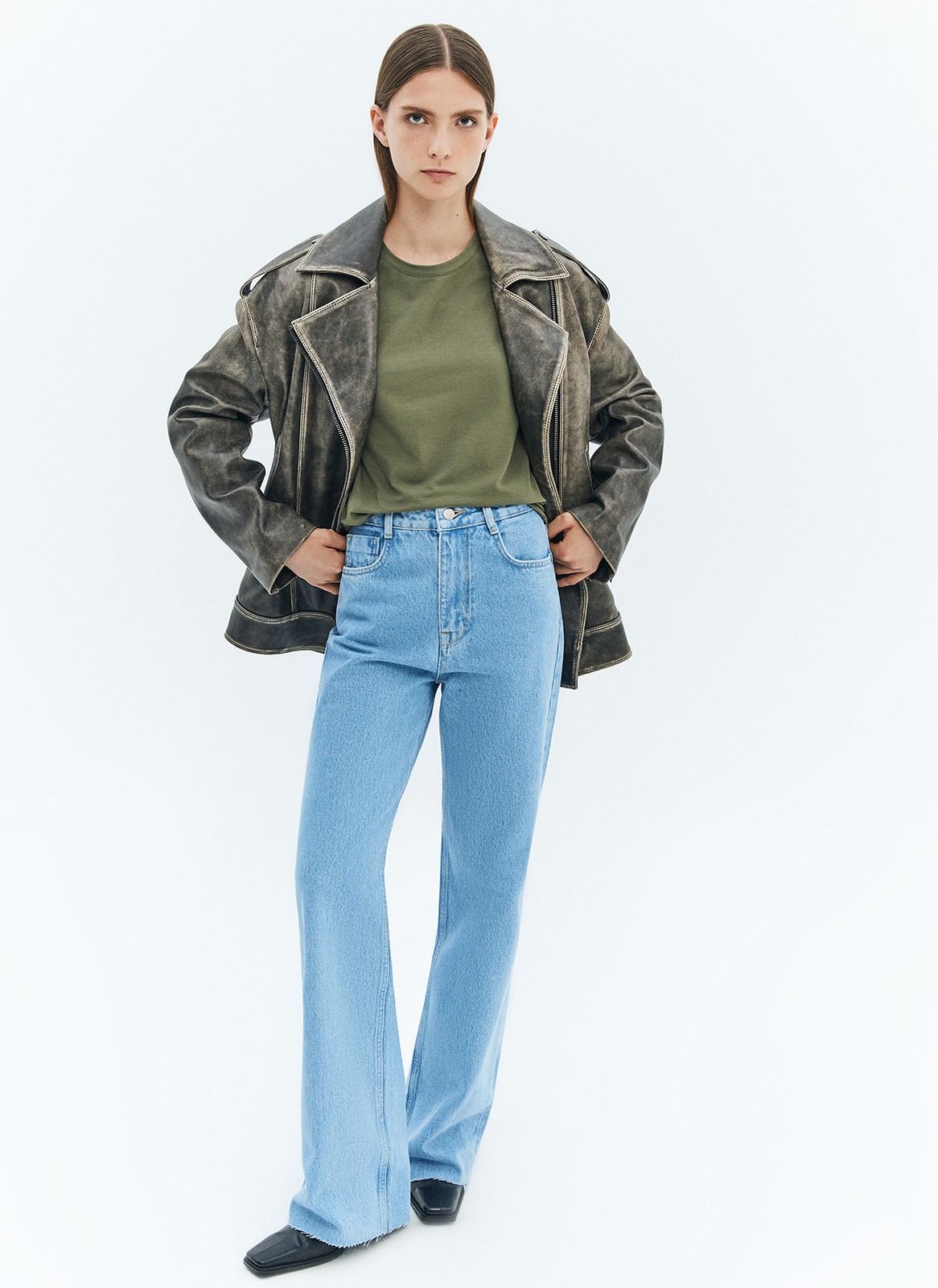 Футболка из эластичного мягкого хлопка. Базовая модель свободного кроя со спущенным плечом. Благодаря материалу в футболке комфортно целый день в любое время года. Носите с джинсами, юбками и брюками.

