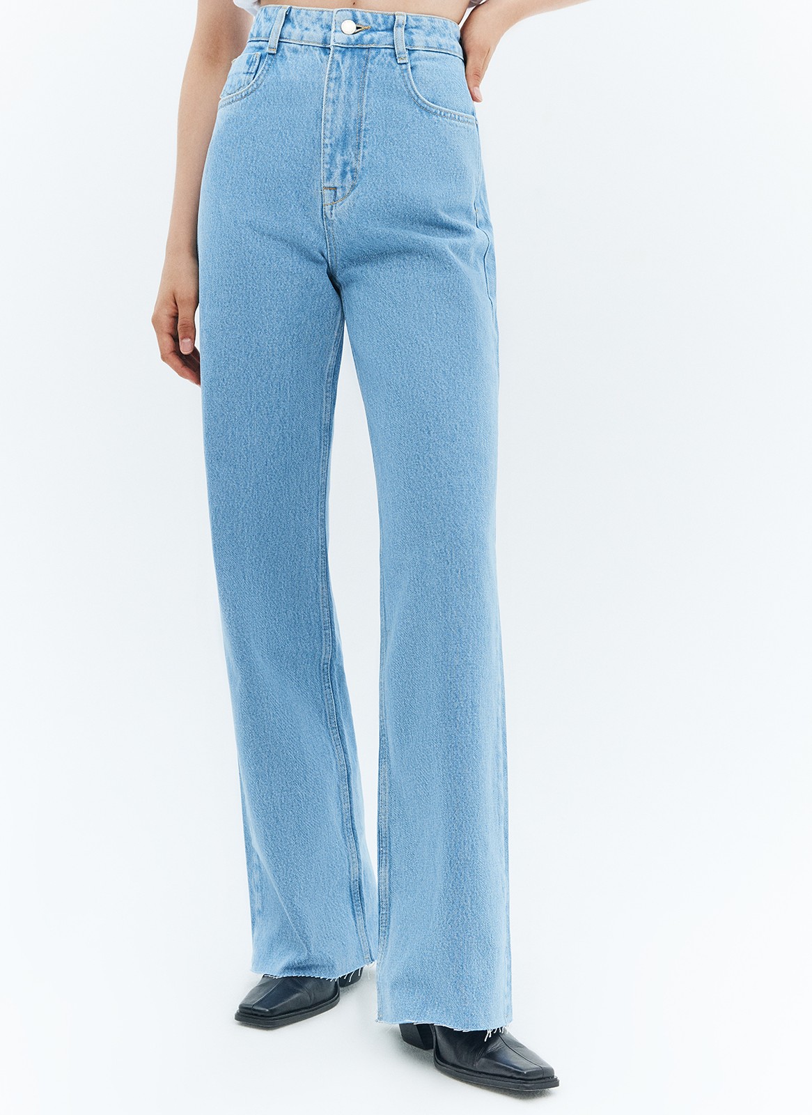 Прямые джинсы с посадкой на линии талии. Ваша любимая модель полной длины. Четыре кармана. Плотный материал позволяет держать форму и красиво облегает линию бедра. Мы выполнили джинсы из нашего премиального 100% хлопкового денима с авторской варкой и брендированной фурнитурой высокого качества, по которой нас узнают.

