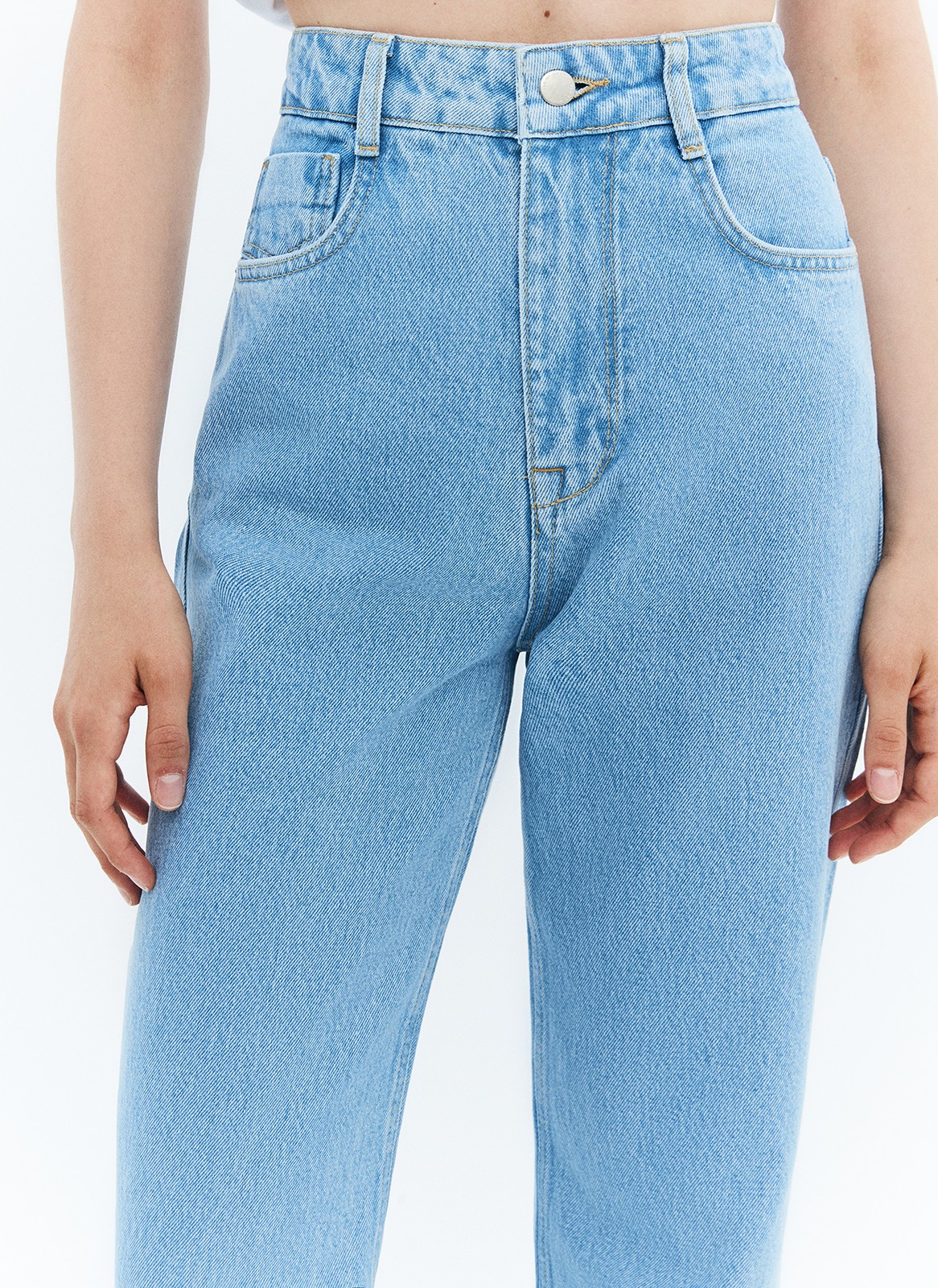 Прямые джинсы с посадкой на линии талии. Ваша любимая модель полной длины. Четыре кармана. Плотный материал позволяет держать форму и красиво облегает линию бедра. Мы выполнили джинсы из нашего премиального 100% хлопкового денима с авторской варкой и брендированной фурнитурой высокого качества, по которой нас узнают.

