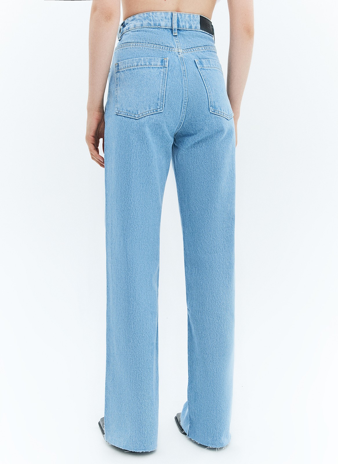 Прямые джинсы с посадкой на линии талии. Ваша любимая модель полной длины. Четыре кармана. Плотный материал позволяет держать форму и красиво облегает линию бедра. Мы выполнили джинсы из нашего премиального 100% хлопкового денима с авторской варкой и брендированной фурнитурой высокого качества, по которой нас узнают.

