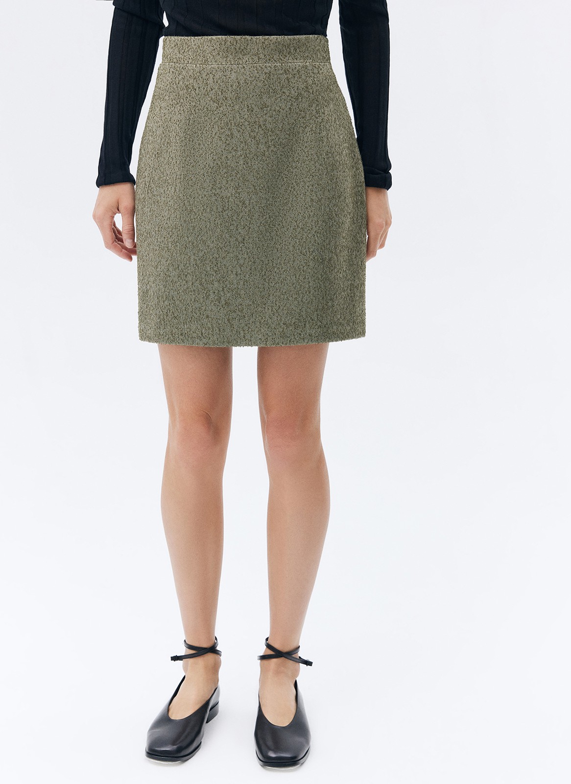 


Юбка длины мини из фактурной ткани. Плотный материал аккуратно подчёркивает фигуру и удлиняет ноги. Изделие имеет скрытую застёжку на молнию сзади. Сочетайте юбку с жакетом в офисе, а в неформальной обстановке носите с водолазками и топами.

