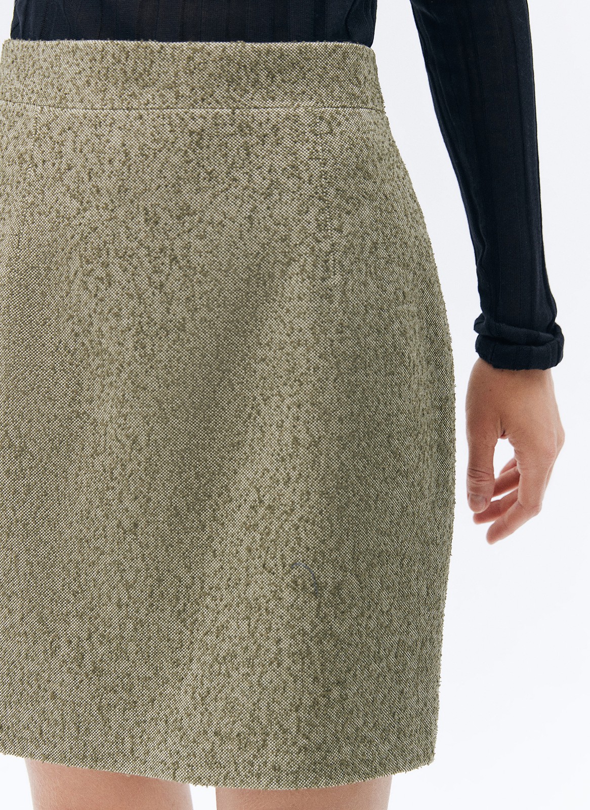 


Юбка длины мини из фактурной ткани. Плотный материал аккуратно подчёркивает фигуру и удлиняет ноги. Изделие имеет скрытую застёжку на молнию сзади. Сочетайте юбку с жакетом в офисе, а в неформальной обстановке носите с водолазками и топами.

