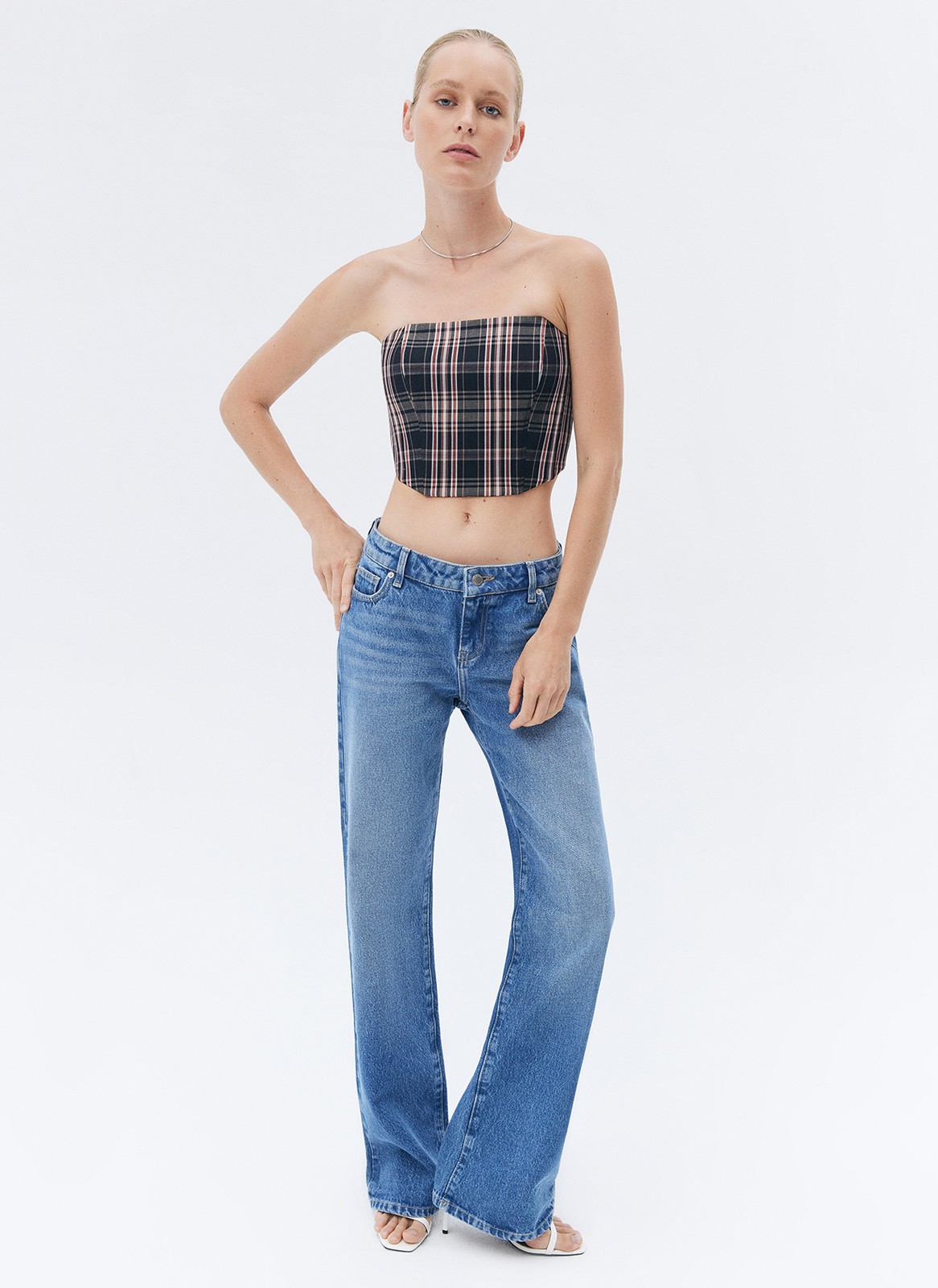 Топ-корсет, цвет: Мультиколор Allweneed
Трендовый укороченный корсетный топ из хлопка. Модель из плотного материала, на завязках, благодаря чему хорошо держит форму. Топ облегает и правильно садится по фигуре. Вещь можно носить самостоятельно с юбками из денима и джинсами, а также надевать поверх рубашки или футболки в офис или на учёбу.