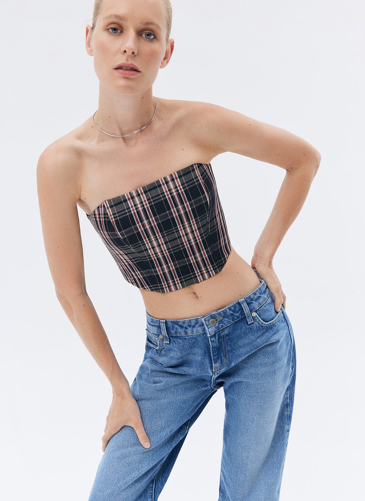 Топ-корсет, цвет: Мультиколор Allweneed
Трендовый укороченный корсетный топ из хлопка. Модель из плотного материала, на завязках, благодаря чему хорошо держит форму. Топ облегает и правильно садится по фигуре. Вещь можно носить самостоятельно с юбками из денима и джинсами, а также надевать поверх рубашки или футболки в офис или на учёбу.