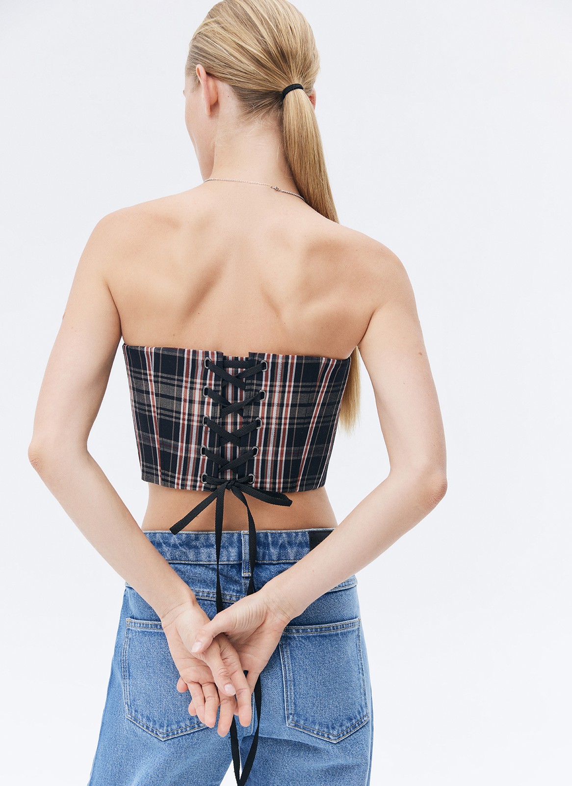 Топ-корсет, цвет: Мультиколор Allweneed
Трендовый укороченный корсетный топ из хлопка. Модель из плотного материала, на завязках, благодаря чему хорошо держит форму. Топ облегает и правильно садится по фигуре. Вещь можно носить самостоятельно с юбками из денима и джинсами, а также надевать поверх рубашки или футболки в офис или на учёбу.