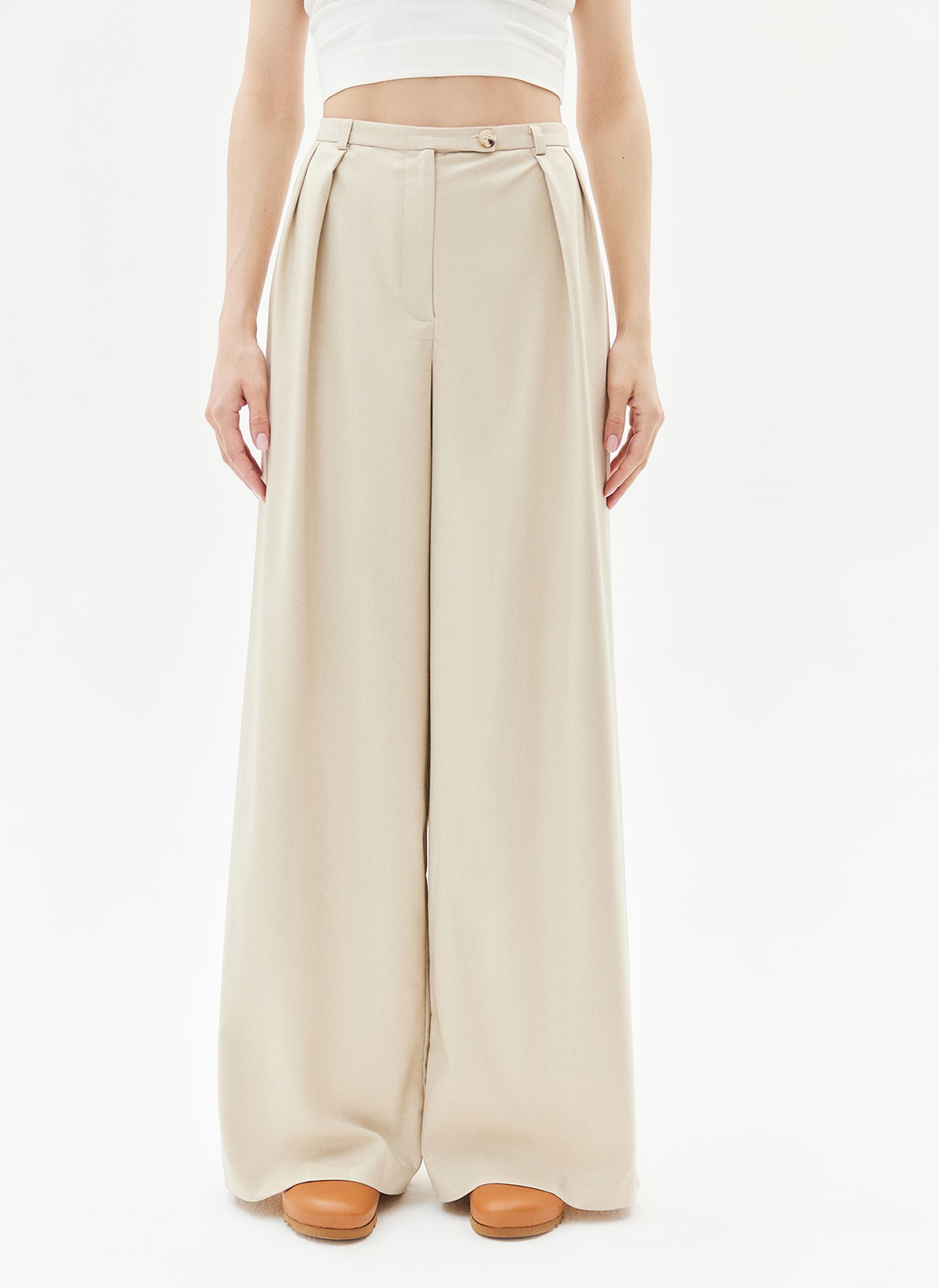 


Брюки широкие полной длины. Посадка чуть ниже линии талии. Два глубоких боковых кармана. Мы кропотливо работали с костюмной тканью, чтобы она красиво струилась при ходьбе. Сочетайте со свободным жакетом из новой капсулы.