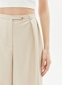 


Брюки широкие полной длины. Посадка чуть ниже линии талии. Два глубоких боковых кармана. Мы кропотливо работали с костюмной тканью, чтобы она красиво струилась при ходьбе. Сочетайте со свободным жакетом из новой капсулы.