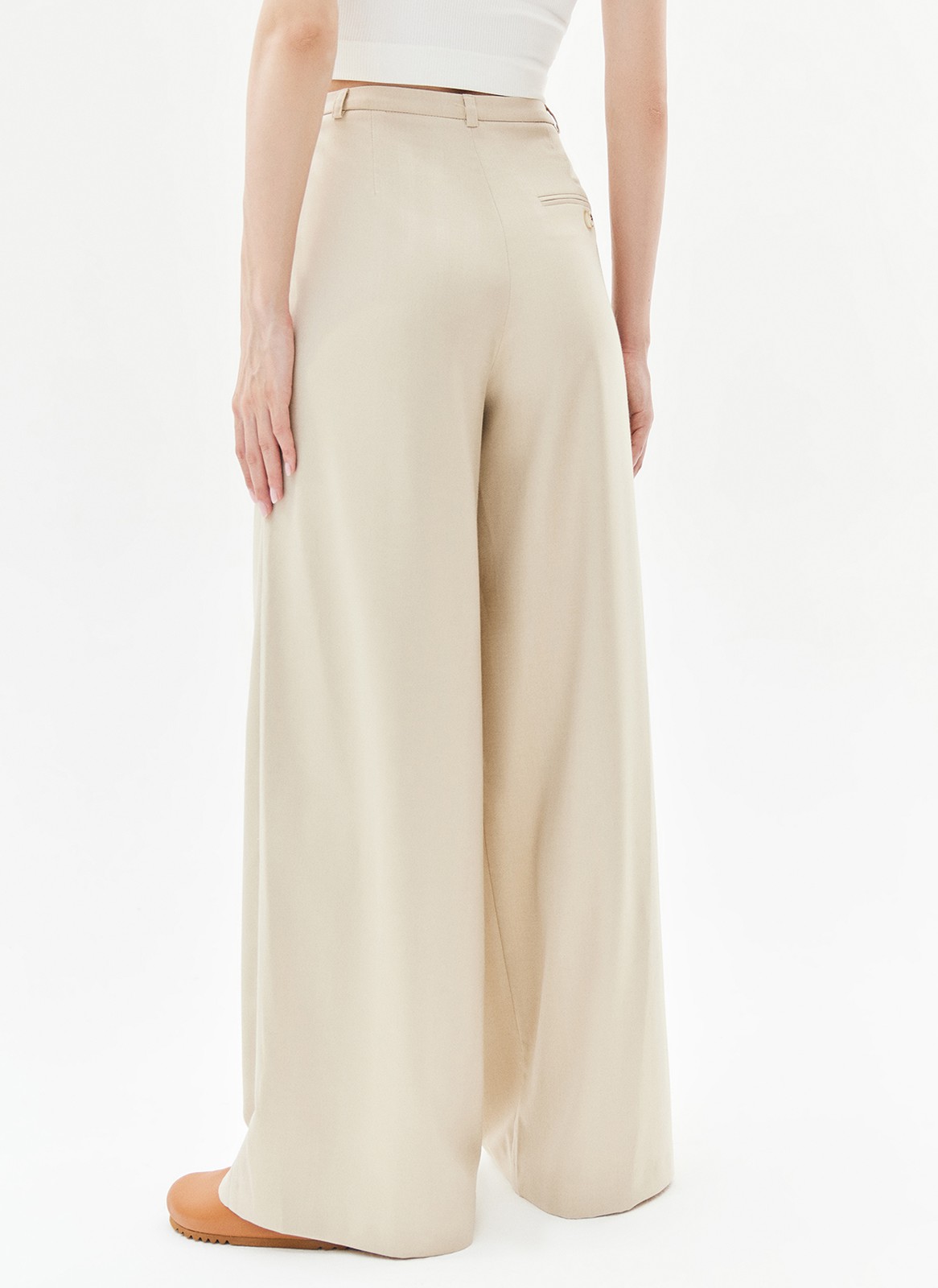 


Брюки широкие полной длины. Посадка чуть ниже линии талии. Два глубоких боковых кармана. Мы кропотливо работали с костюмной тканью, чтобы она красиво струилась при ходьбе. Сочетайте со свободным жакетом из новой капсулы.