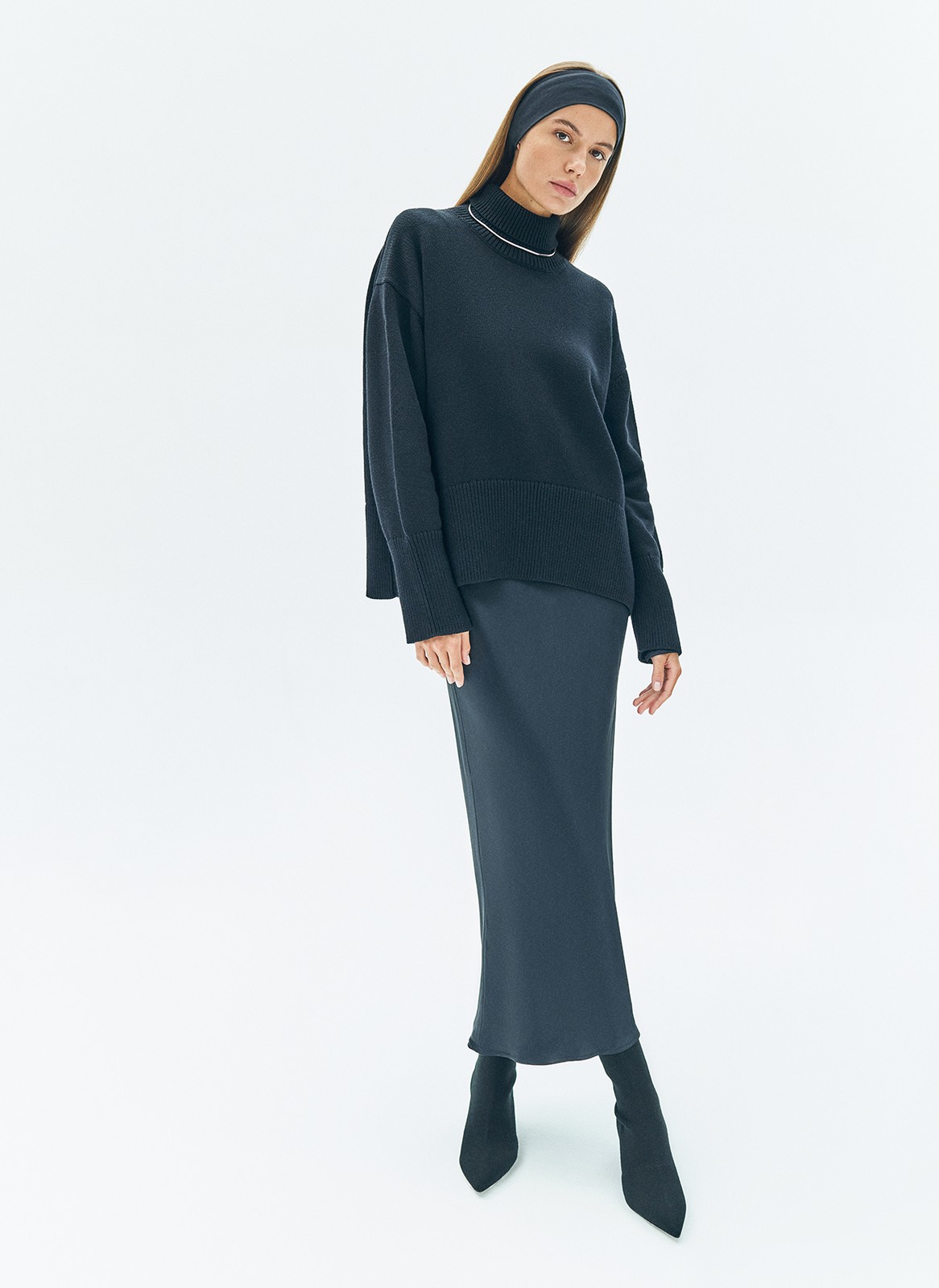 Джемпер с высоким горлом из 100% хлопка наш выбор для прохладных осенних дней. Мягкий материал позволяет телу дышать при разной температуре. Спущенная линия плеча для комфорта. Модель с манжетами и обрамлением по краю. Такой свободный крой подходит девушкам с разной фигурой. Носите с брюками, летящими юбками и лаконичными джинсами.