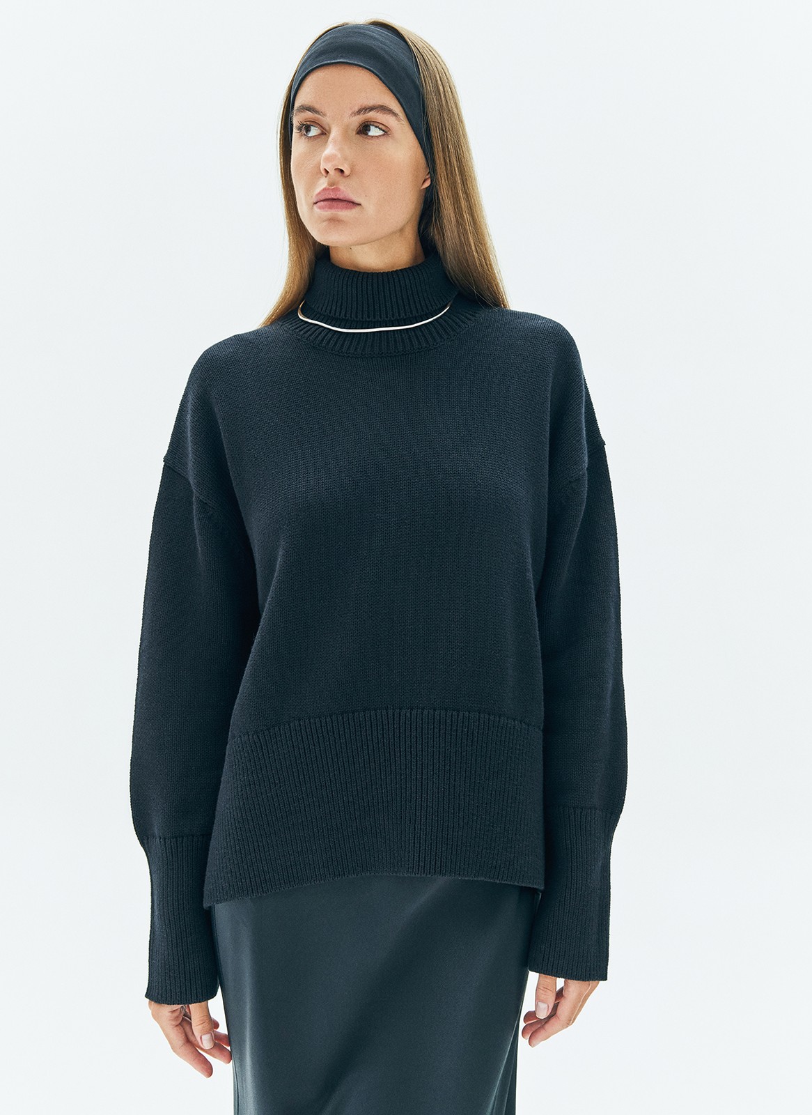 Джемпер с высоким горлом из 100% хлопка наш выбор для прохладных осенних дней. Мягкий материал позволяет телу дышать при разной температуре. Спущенная линия плеча для комфорта. Модель с манжетами и обрамлением по краю. Такой свободный крой подходит девушкам с разной фигурой. Носите с брюками, летящими юбками и лаконичными джинсами.