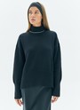 Джемпер с высоким горлом из 100% хлопка наш выбор для прохладных осенних дней. Мягкий материал позволяет телу дышать при разной температуре. Спущенная линия плеча для комфорта. Модель с манжетами и обрамлением по краю. Такой свободный крой подходит девушкам с разной фигурой. Носите с брюками, летящими юбками и лаконичными джинсами.