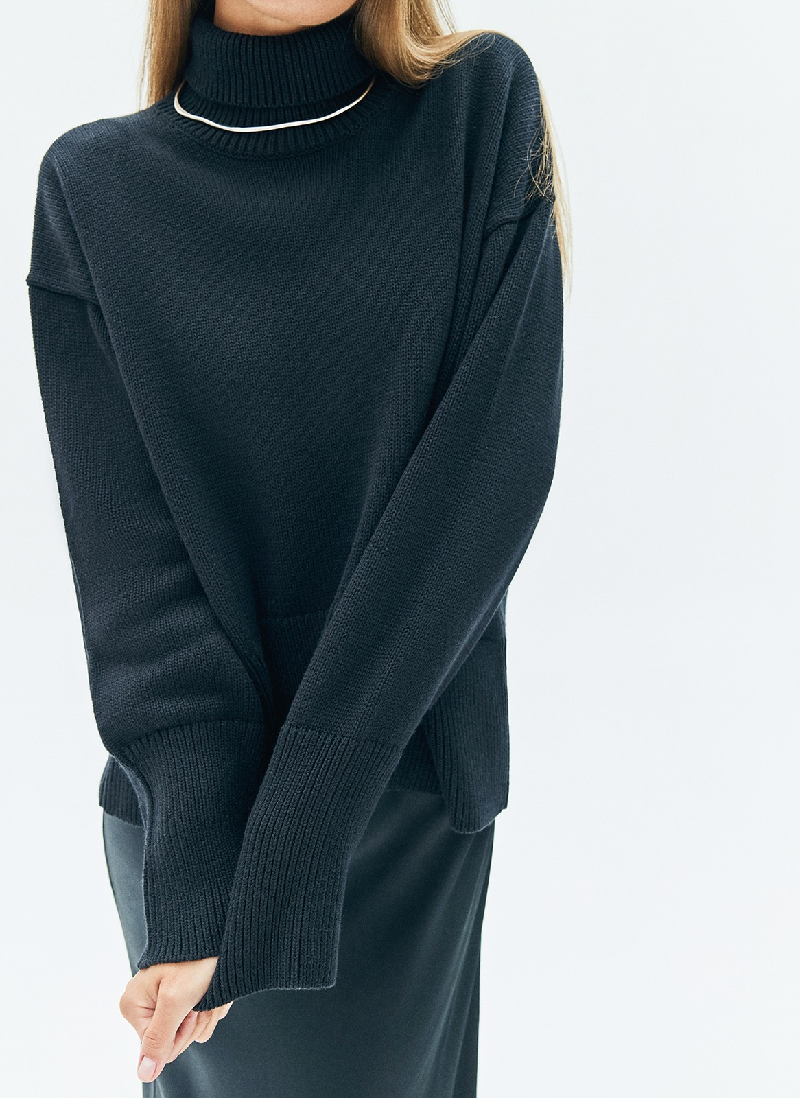 Джемпер с высоким горлом из 100% хлопка наш выбор для прохладных осенних дней. Мягкий материал позволяет телу дышать при разной температуре. Спущенная линия плеча для комфорта. Модель с манжетами и обрамлением по краю. Такой свободный крой подходит девушкам с разной фигурой. Носите с брюками, летящими юбками и лаконичными джинсами.