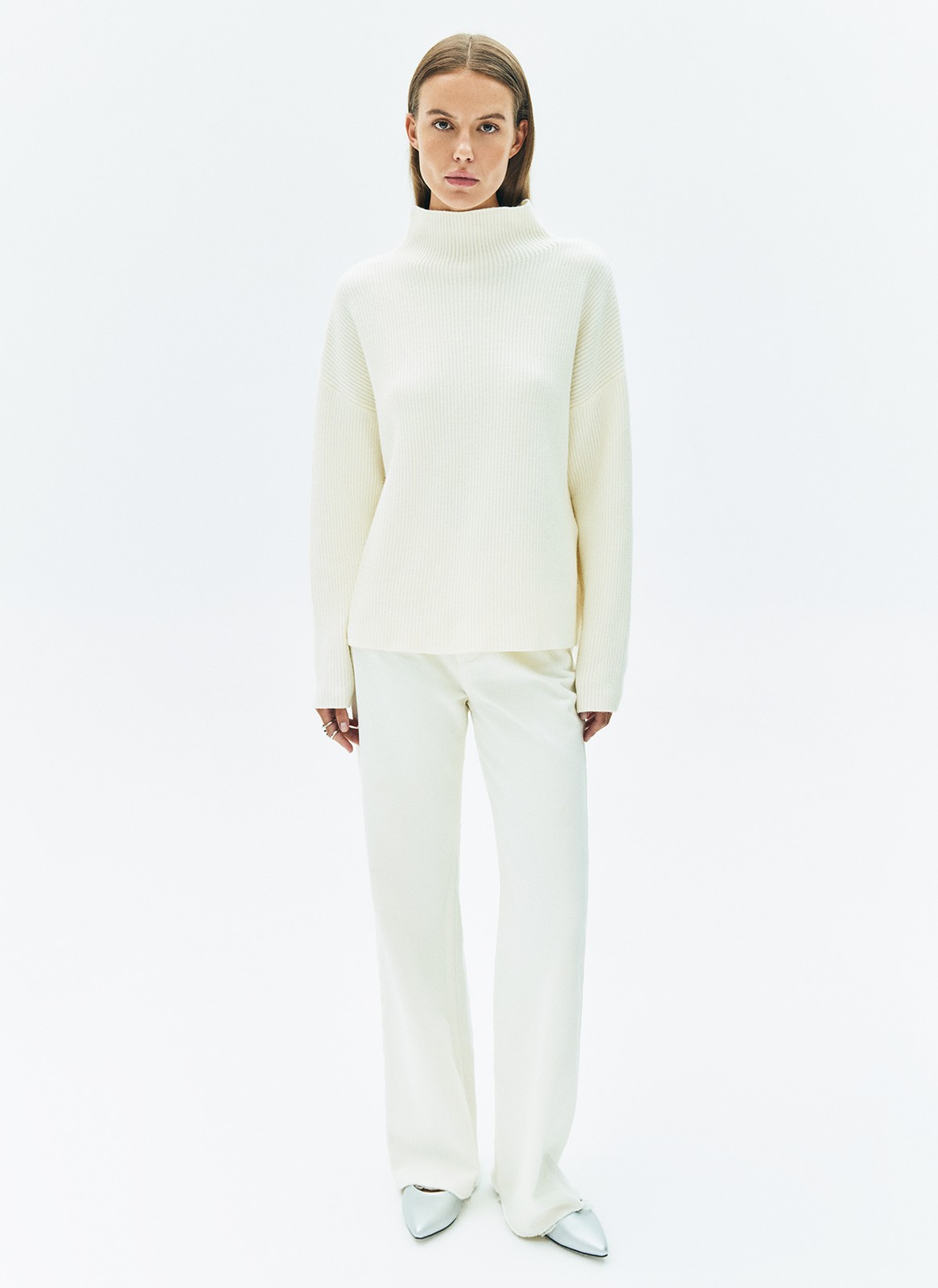 Трикотажный джемпер из вискозы. Свободная модель с высоким цельнокроеным горлом, длинным рукавом и спущенной линией плеча для вашего комфорта. Благодаря силуэту джемпер смотрится хорошо на девушках с разной фигурой. Надевайте как верхний слой на майки и топы и носите с брюками, юбками и пальто-халатом.