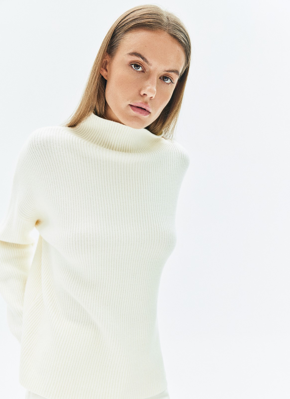 Трикотажный джемпер из вискозы. Свободная модель с высоким цельнокроеным горлом, длинным рукавом и спущенной линией плеча для вашего комфорта. Благодаря силуэту джемпер смотрится хорошо на девушках с разной фигурой. Надевайте как верхний слой на майки и топы и носите с брюками, юбками и пальто-халатом.