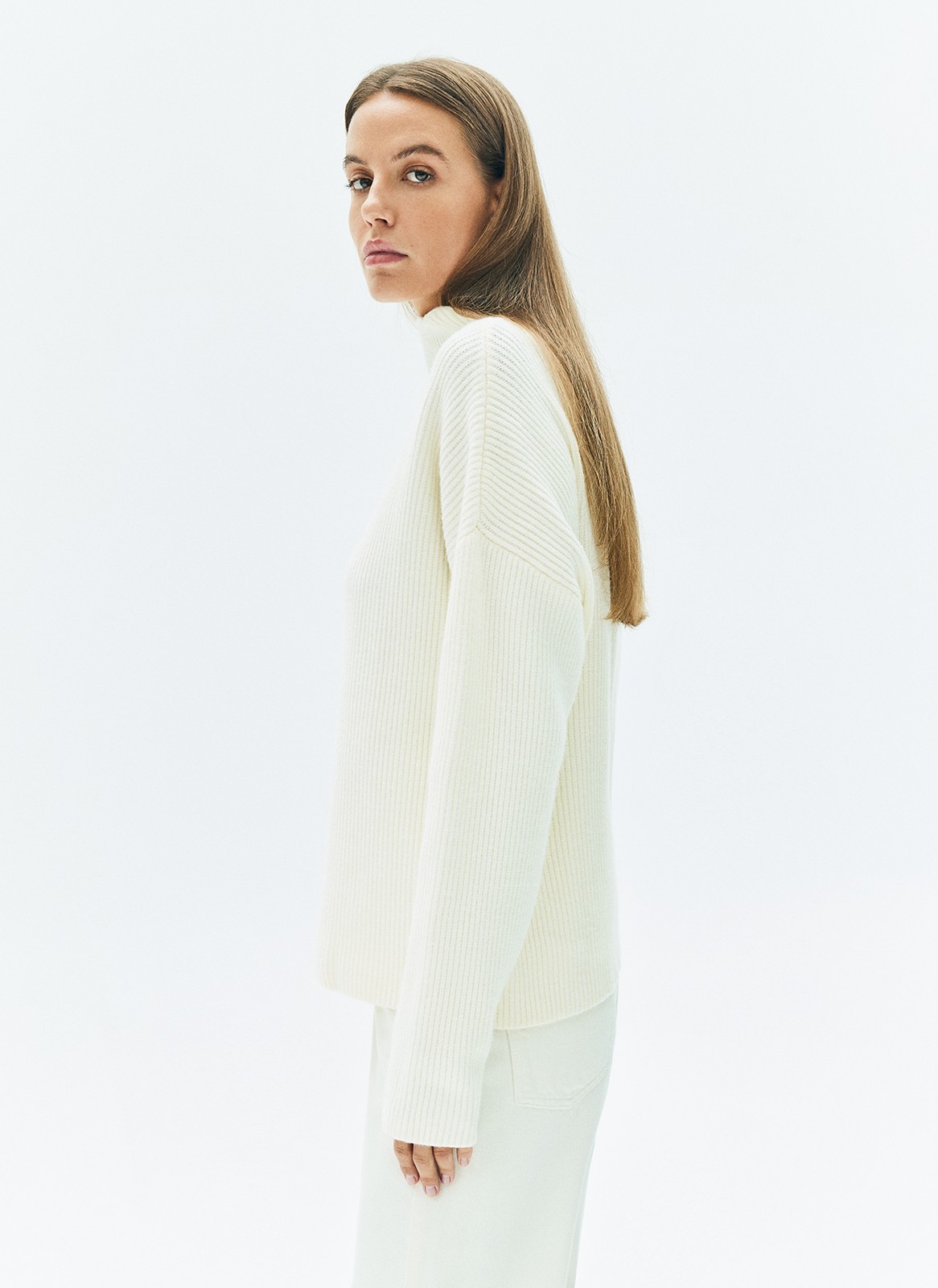 Трикотажный джемпер из вискозы. Свободная модель с высоким цельнокроеным горлом, длинным рукавом и спущенной линией плеча для вашего комфорта. Благодаря силуэту джемпер смотрится хорошо на девушках с разной фигурой. Надевайте как верхний слой на майки и топы и носите с брюками, юбками и пальто-халатом.