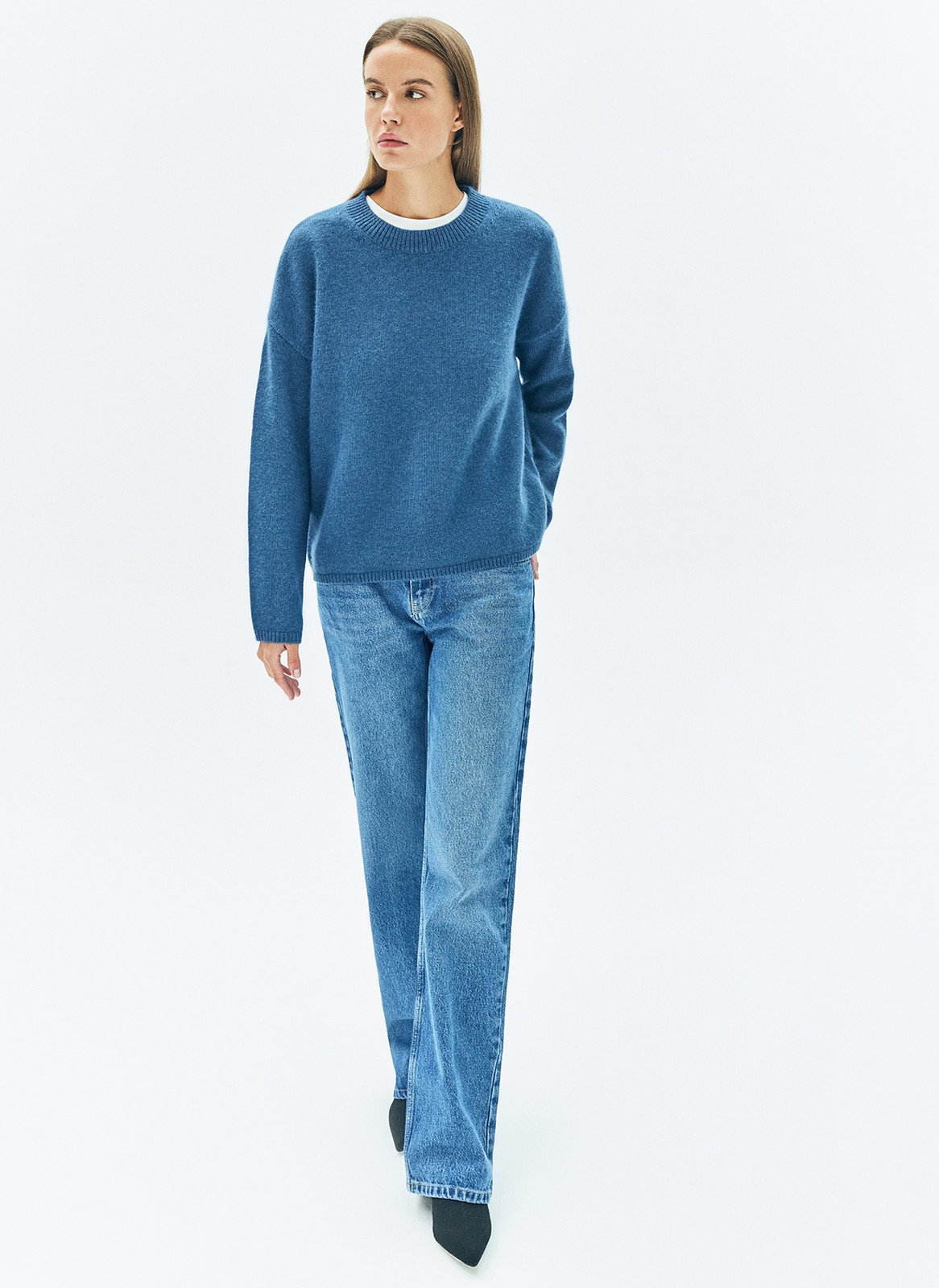 Трикотажный джемпер с длинным рукавом для женщины, цвет: темно-синий Allweneed Джемпер из шерсти енота премиального материала, который получают безопасным для животных путем, деликатно вычёсывая его. Округлая горловина, спущенная линия плеча и кантик. Модель приятна к телу и комфортно носится даже на самой чувствительной коже. При производстве шерсть не подвергается экстремальным способам обработки и сохраняет свой природный тон. Сочетайте джемпер с рубашками, пальто и брюками.