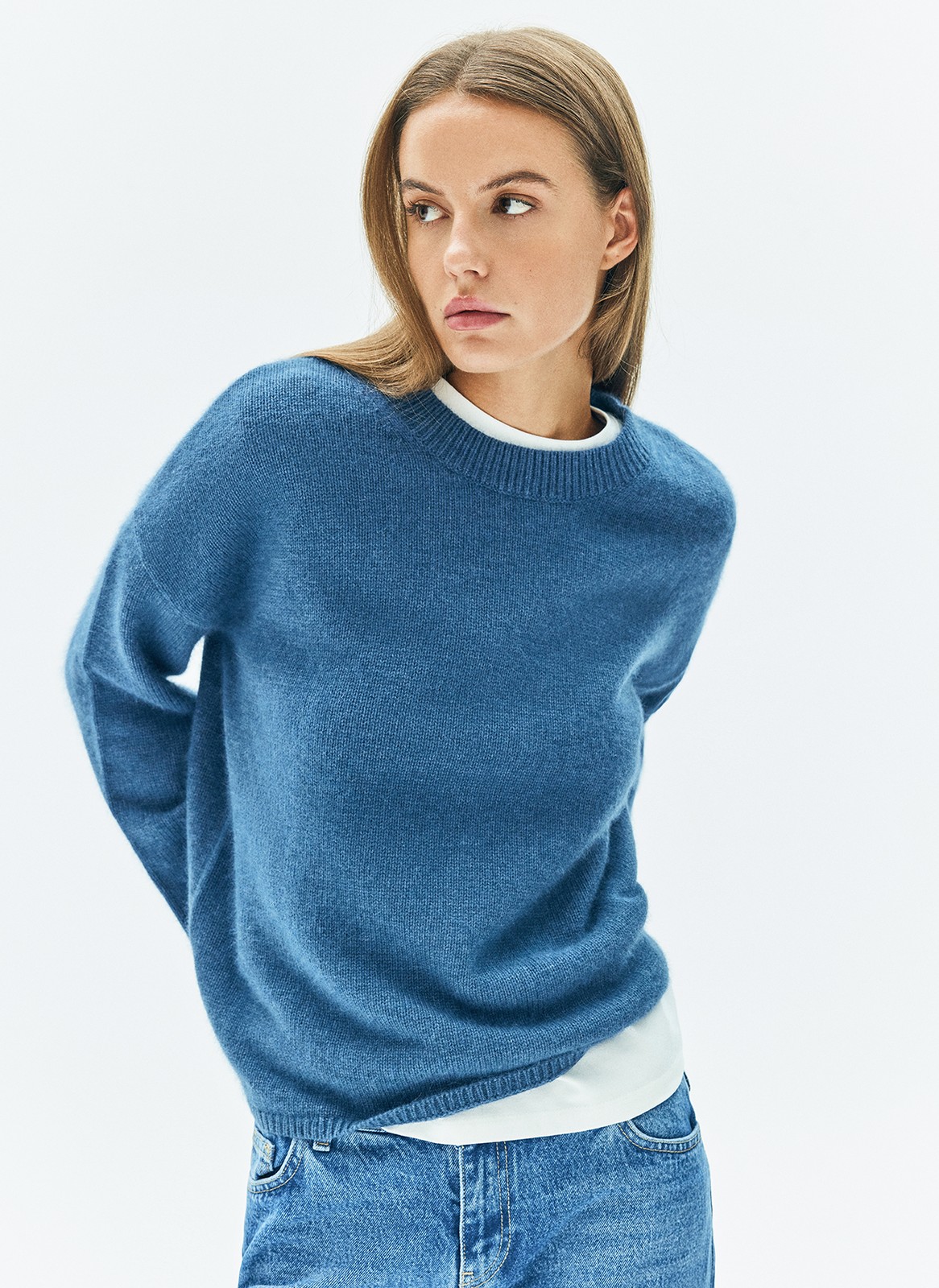 Трикотажный джемпер с длинным рукавом для женщины, цвет: темно-синий Allweneed Джемпер из шерсти енота премиального материала, который получают безопасным для животных путем, деликатно вычёсывая его. Округлая горловина, спущенная линия плеча и кантик. Модель приятна к телу и комфортно носится даже на самой чувствительной коже. При производстве шерсть не подвергается экстремальным способам обработки и сохраняет свой природный тон. Сочетайте джемпер с рубашками, пальто и брюками.