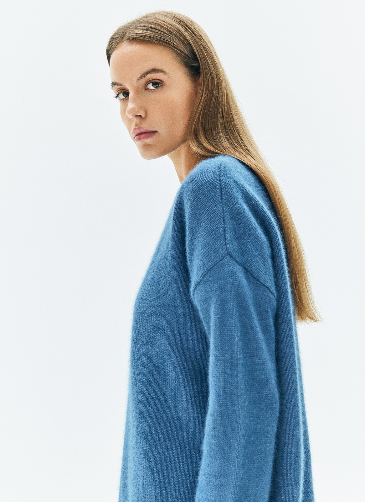 Трикотажный джемпер с длинным рукавом для женщины, цвет: темно-синий Allweneed Джемпер из шерсти енота премиального материала, который получают безопасным для животных путем, деликатно вычёсывая его. Округлая горловина, спущенная линия плеча и кантик. Модель приятна к телу и комфортно носится даже на самой чувствительной коже. При производстве шерсть не подвергается экстремальным способам обработки и сохраняет свой природный тон. Сочетайте джемпер с рубашками, пальто и брюками.