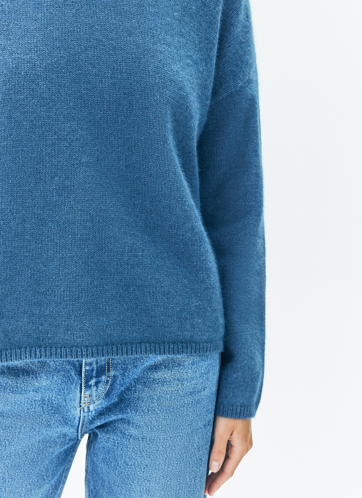 Трикотажный джемпер с длинным рукавом для женщины, цвет: темно-синий Allweneed Джемпер из шерсти енота премиального материала, который получают безопасным для животных путем, деликатно вычёсывая его. Округлая горловина, спущенная линия плеча и кантик. Модель приятна к телу и комфортно носится даже на самой чувствительной коже. При производстве шерсть не подвергается экстремальным способам обработки и сохраняет свой природный тон. Сочетайте джемпер с рубашками, пальто и брюками.