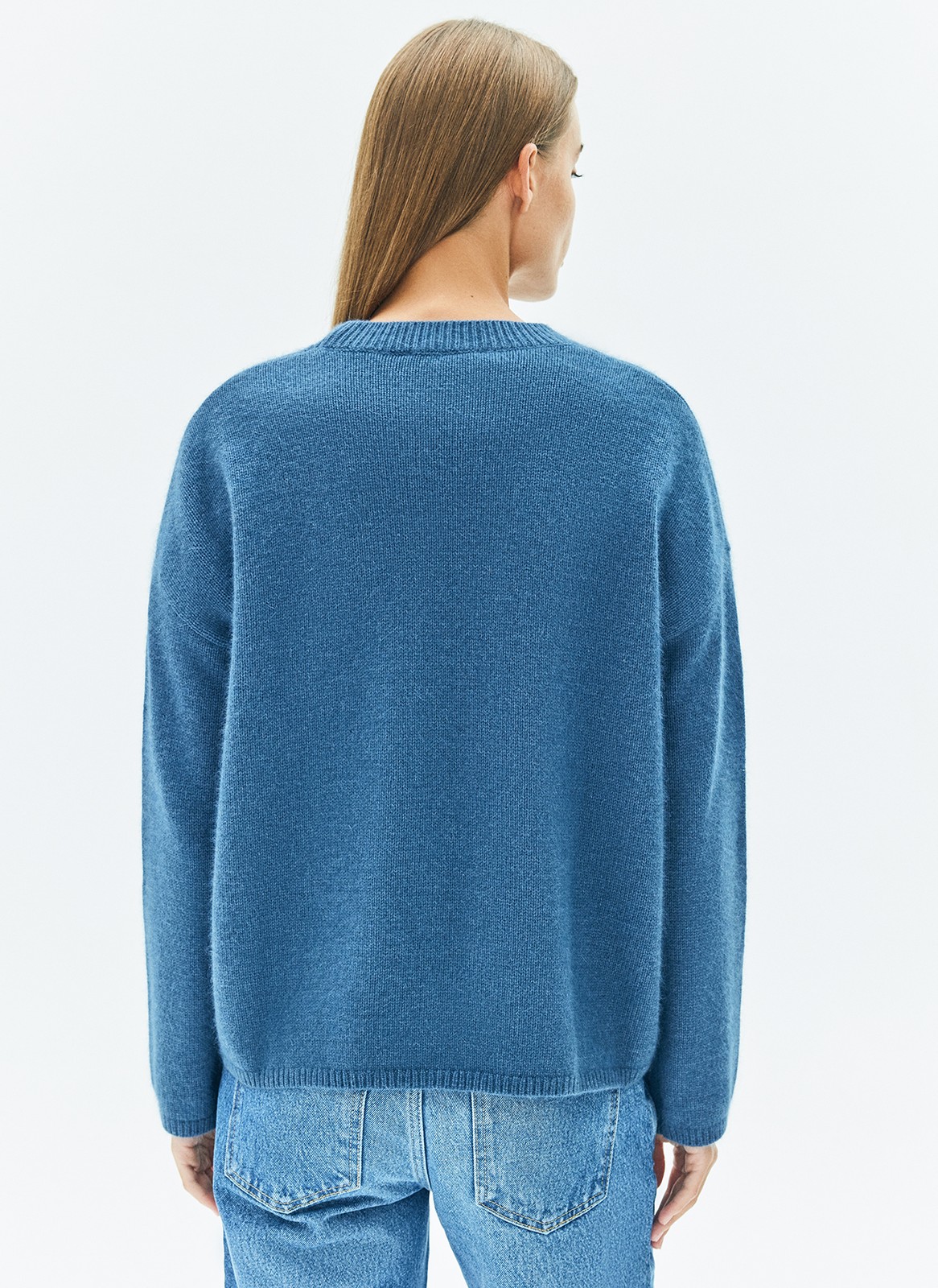 Трикотажный джемпер с длинным рукавом для женщины, цвет: темно-синий Allweneed Джемпер из шерсти енота премиального материала, который получают безопасным для животных путем, деликатно вычёсывая его. Округлая горловина, спущенная линия плеча и кантик. Модель приятна к телу и комфортно носится даже на самой чувствительной коже. При производстве шерсть не подвергается экстремальным способам обработки и сохраняет свой природный тон. Сочетайте джемпер с рубашками, пальто и брюками.