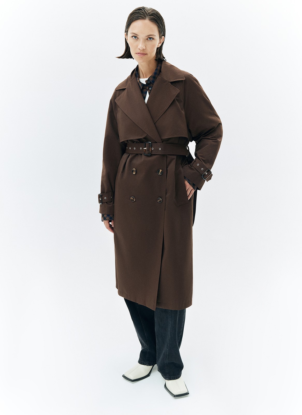 Тренч, цвет: коричневый Allweneed Плащ двубортного кроя с застёжкой на крупные контрастные пуговицы. Мы сохранили все детали классической модели: отлетную кокетку, А-силуэт, манжеты для фиксации рукава и длинный пояс на талии. Мы любим плащ за то, что с ним можно составлять женственные и универсальные повседневные образы.