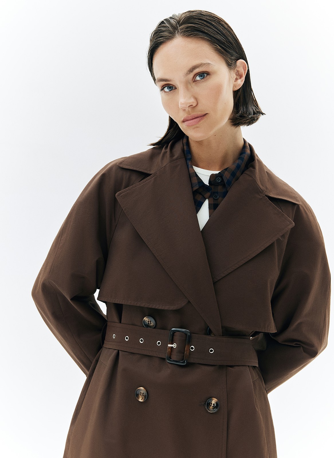 Тренч, цвет: коричневый Allweneed Плащ двубортного кроя с застёжкой на крупные контрастные пуговицы. Мы сохранили все детали классической модели: отлетную кокетку, А-силуэт, манжеты для фиксации рукава и длинный пояс на талии. Мы любим плащ за то, что с ним можно составлять женственные и универсальные повседневные образы.