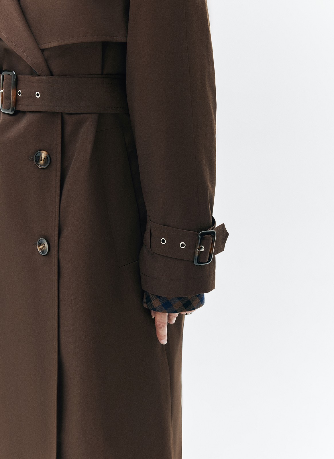 Тренч, цвет: коричневый Allweneed Плащ двубортного кроя с застёжкой на крупные контрастные пуговицы. Мы сохранили все детали классической модели: отлетную кокетку, А-силуэт, манжеты для фиксации рукава и длинный пояс на талии. Мы любим плащ за то, что с ним можно составлять женственные и универсальные повседневные образы.