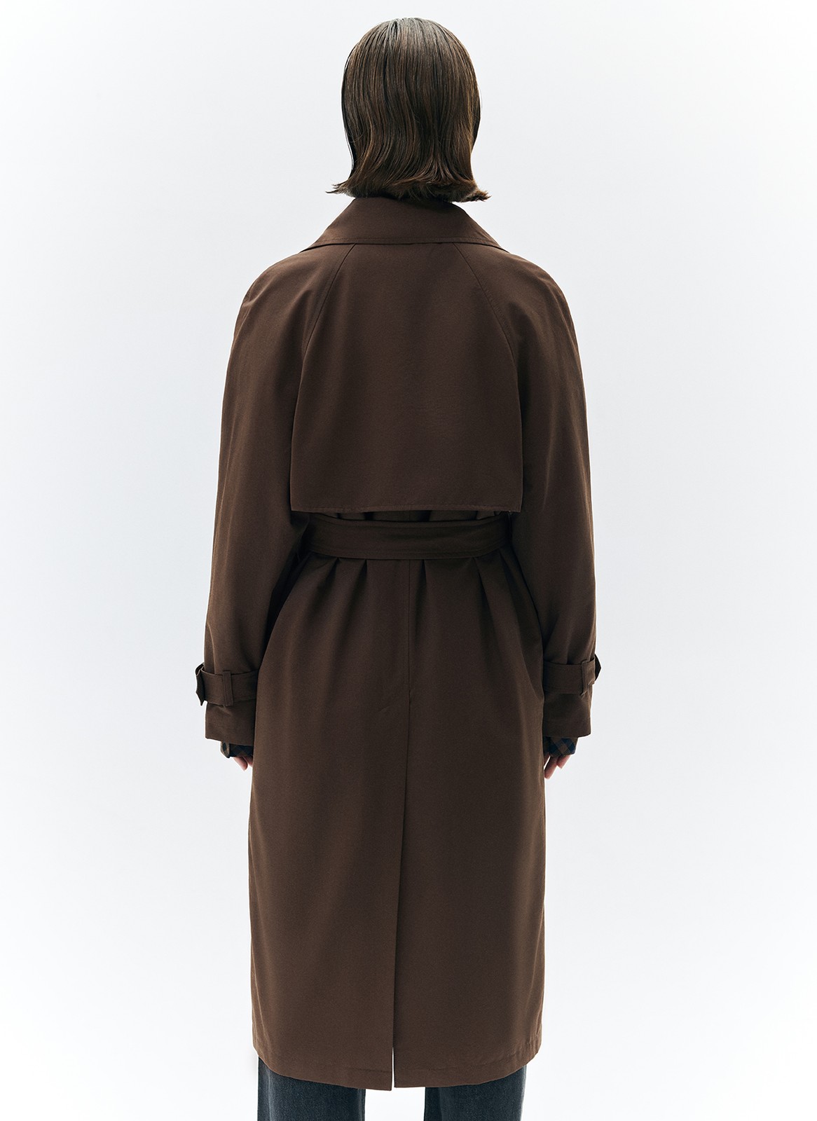 Тренч, цвет: коричневый Allweneed Плащ двубортного кроя с застёжкой на крупные контрастные пуговицы. Мы сохранили все детали классической модели: отлетную кокетку, А-силуэт, манжеты для фиксации рукава и длинный пояс на талии. Мы любим плащ за то, что с ним можно составлять женственные и универсальные повседневные образы.