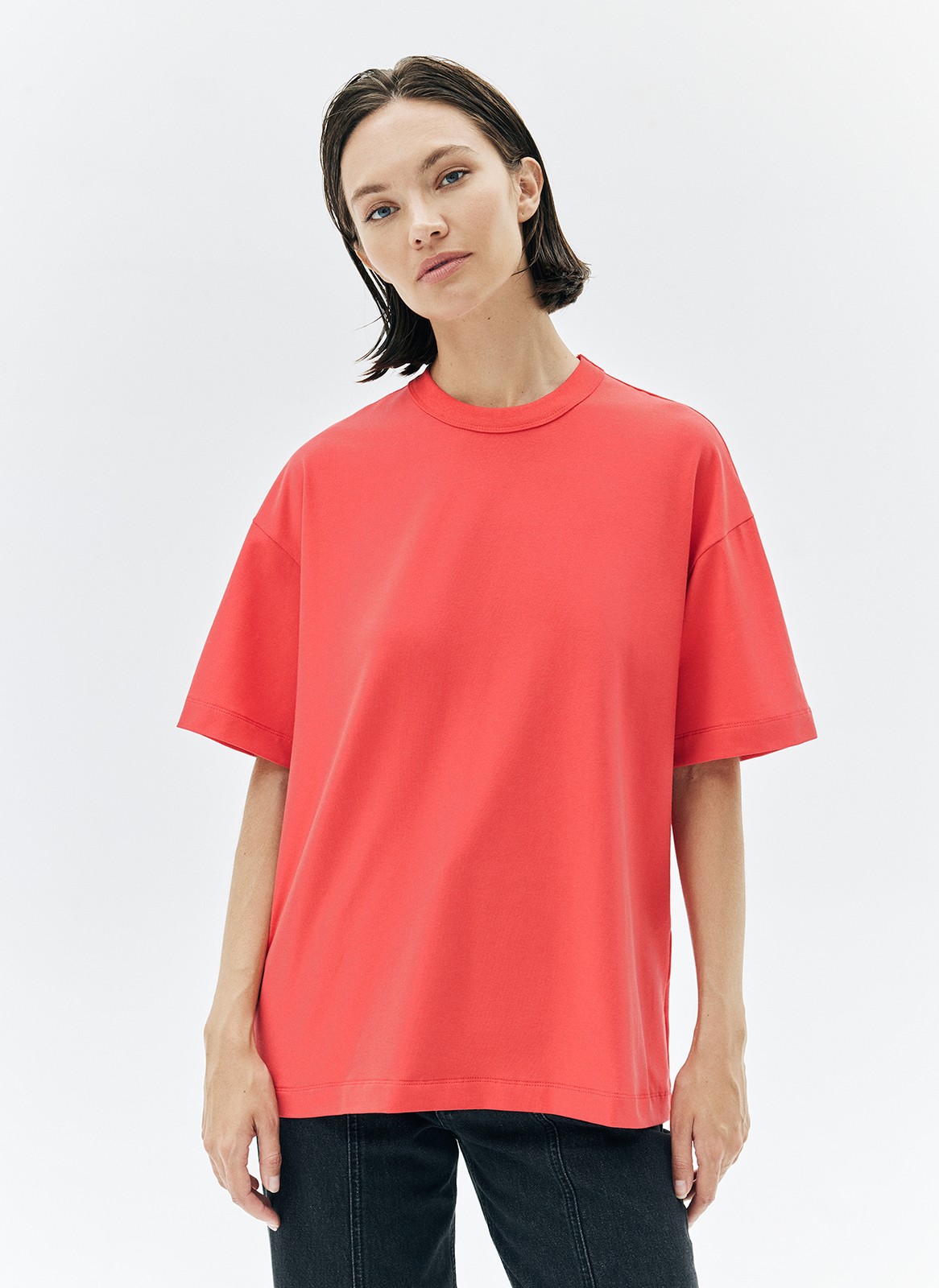 Футболка из хлопка. Наш вариант базовой вещи на осень. Приятная ткань, округлая горловина и свободный крой. Эта модель дополнит образы с джинсами, юбками из экокожи и денима.