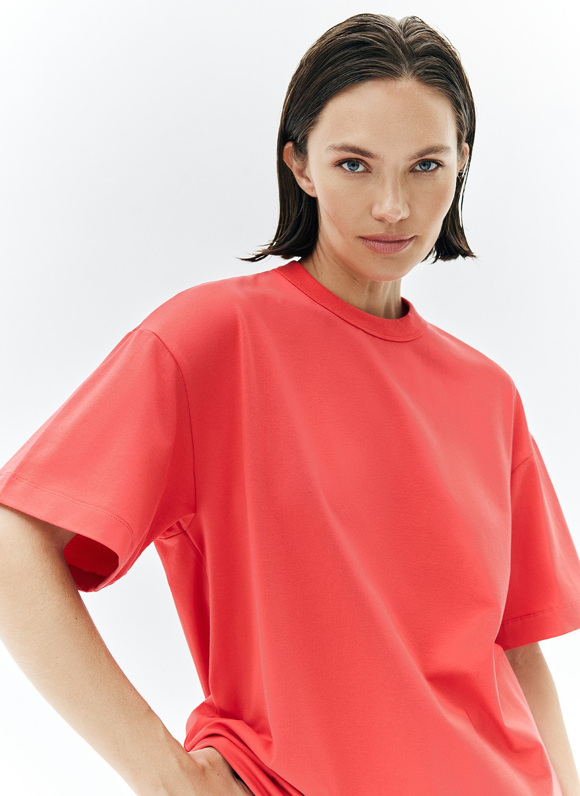 Футболка из хлопка. Наш вариант базовой вещи на осень. Приятная ткань, округлая горловина и свободный крой. Эта модель дополнит образы с джинсами, юбками из экокожи и денима.