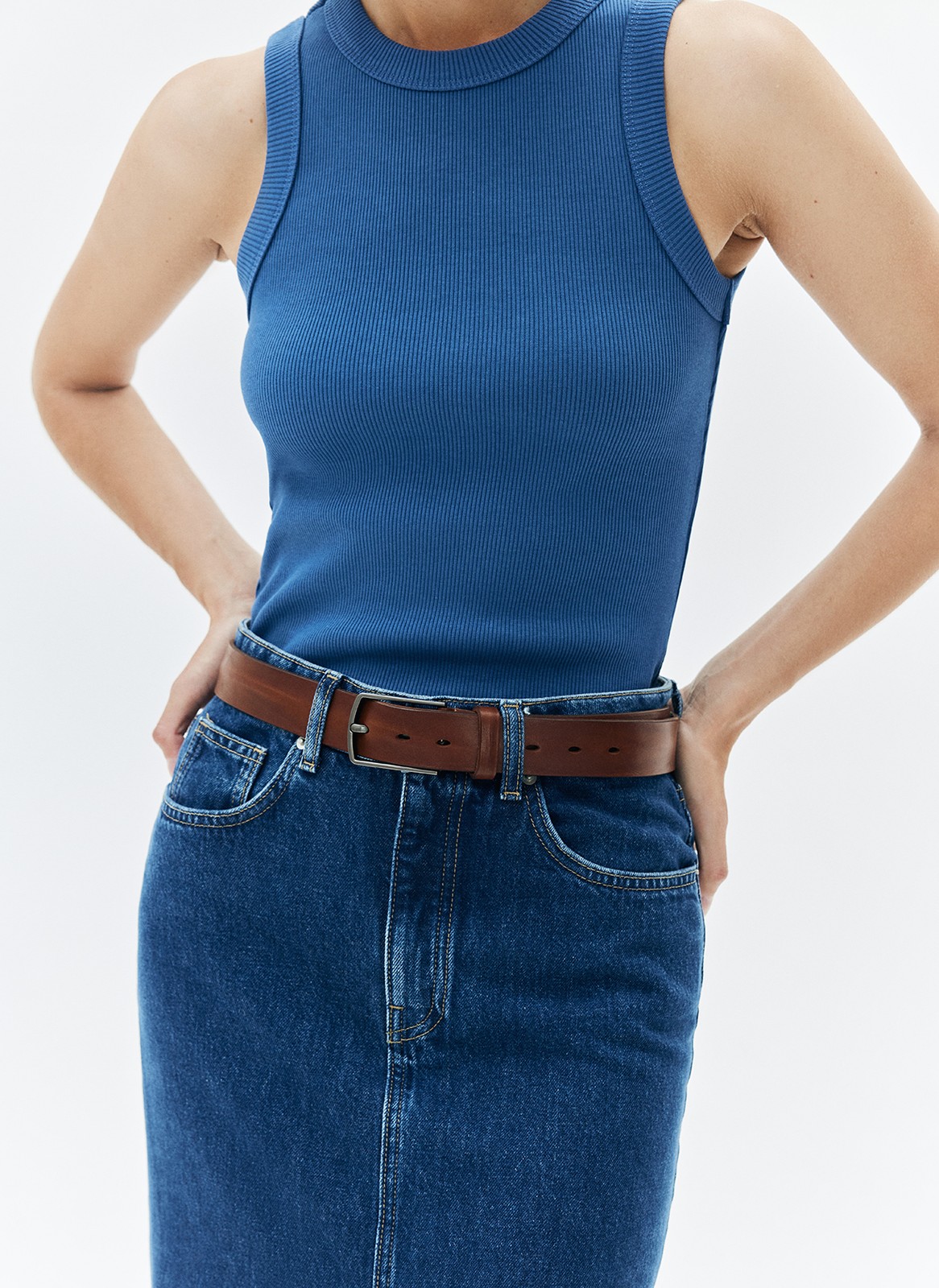 Ремень из натуральной кожи быка. Мы изготовили его из цельного отреза кожи, а не из прессованного материала, что делает вещь долговечной и ценной. Представлен в трёх вариантах. Прекрасно дополнит образы с брюками, юбками из денима и джинсами. Модель входит в линию PREMIUM.

