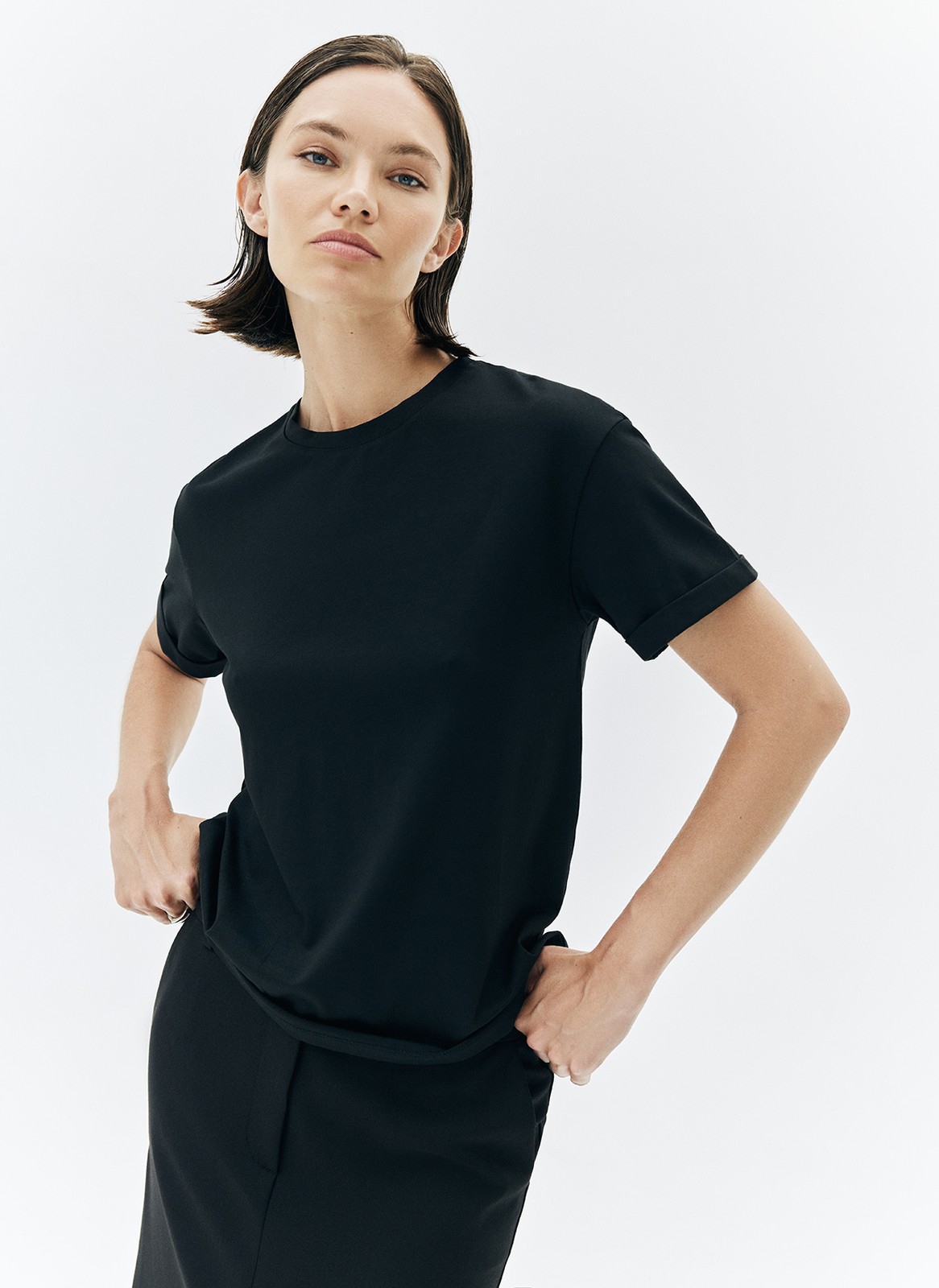 Футболка из эластичного мягкого хлопка. Базовая модель свободного кроя со спущенным плечом. Благодаря материалу в футболке комфортно целый день в любое время года. Носите с джинсами, юбками и брюками.