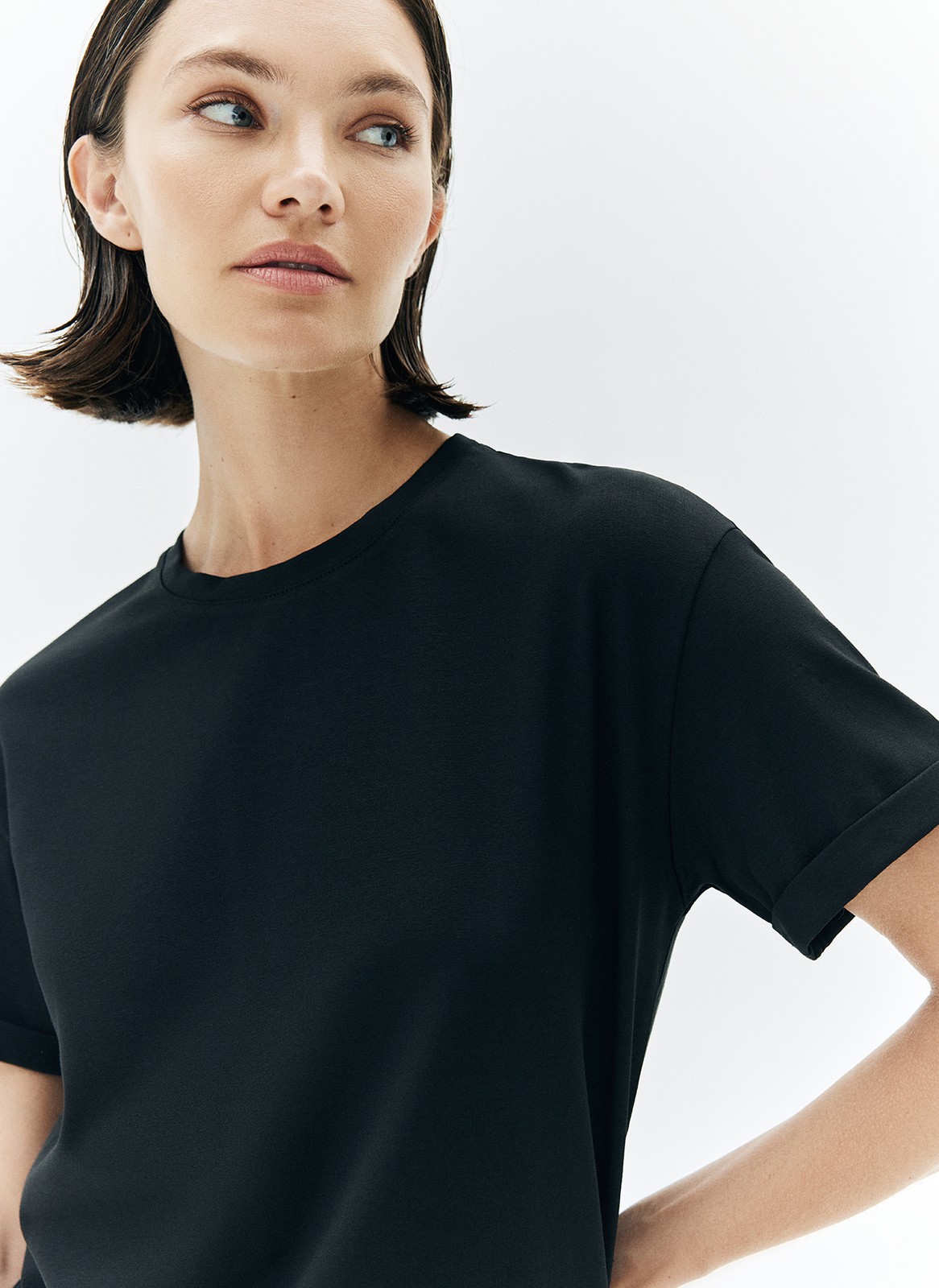 Футболка из эластичного мягкого хлопка. Базовая модель свободного кроя со спущенным плечом. Благодаря материалу в футболке комфортно целый день в любое время года. Носите с джинсами, юбками и брюками.