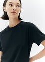 Футболка из эластичного мягкого хлопка. Базовая модель свободного кроя со спущенным плечом. Благодаря материалу в футболке комфортно целый день в любое время года. Носите с джинсами, юбками и брюками.
