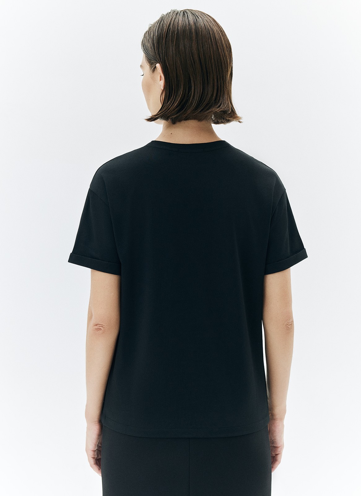 Футболка из эластичного мягкого хлопка. Базовая модель свободного кроя со спущенным плечом. Благодаря материалу в футболке комфортно целый день в любое время года. Носите с джинсами, юбками и брюками.