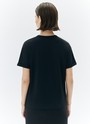 Футболка из эластичного мягкого хлопка. Базовая модель свободного кроя со спущенным плечом. Благодаря материалу в футболке комфортно целый день в любое время года. Носите с джинсами, юбками и брюками.