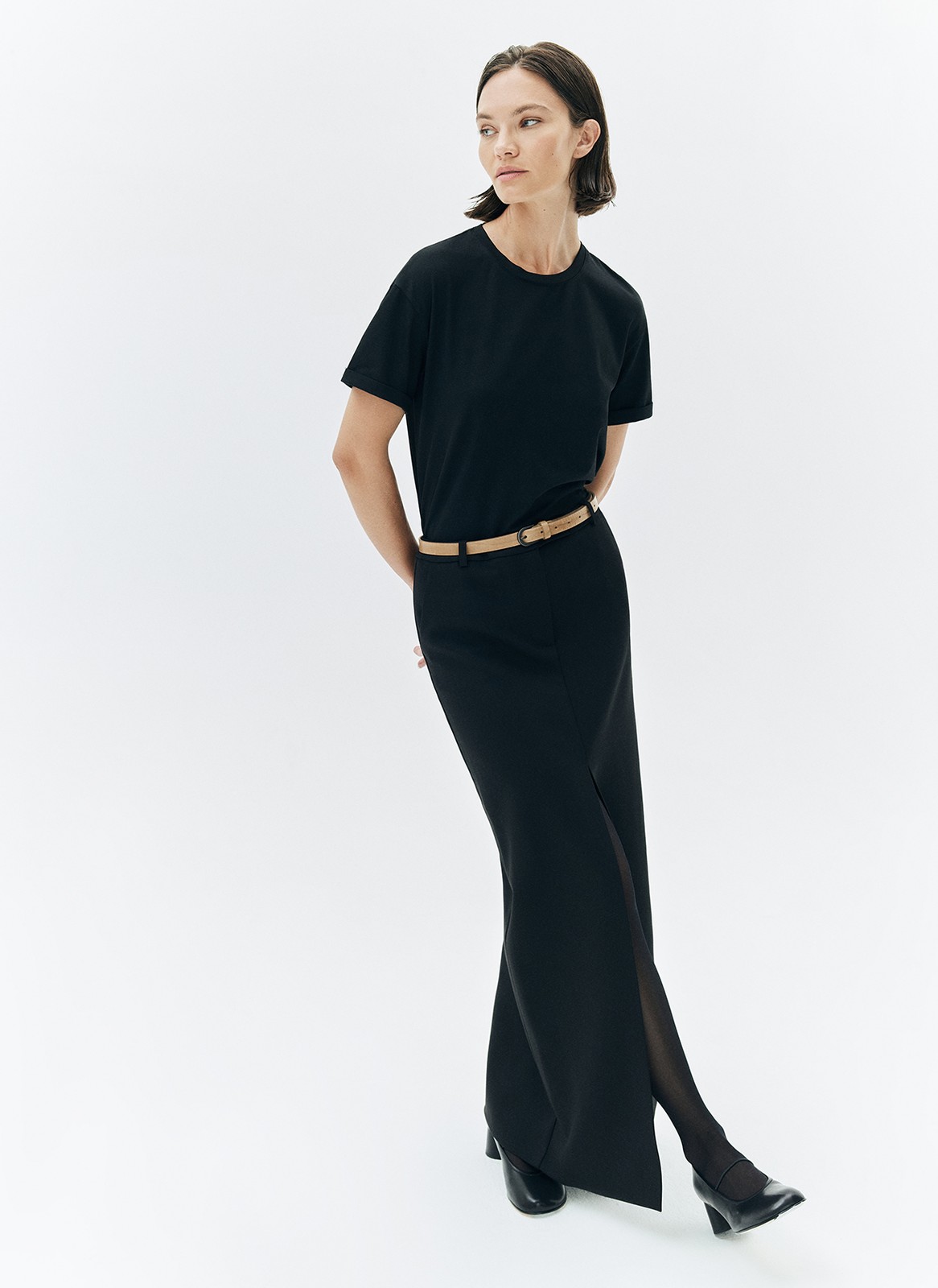 Футболка из эластичного мягкого хлопка. Базовая модель свободного кроя со спущенным плечом. Благодаря материалу в футболке комфортно целый день в любое время года. Носите с джинсами, юбками и брюками.