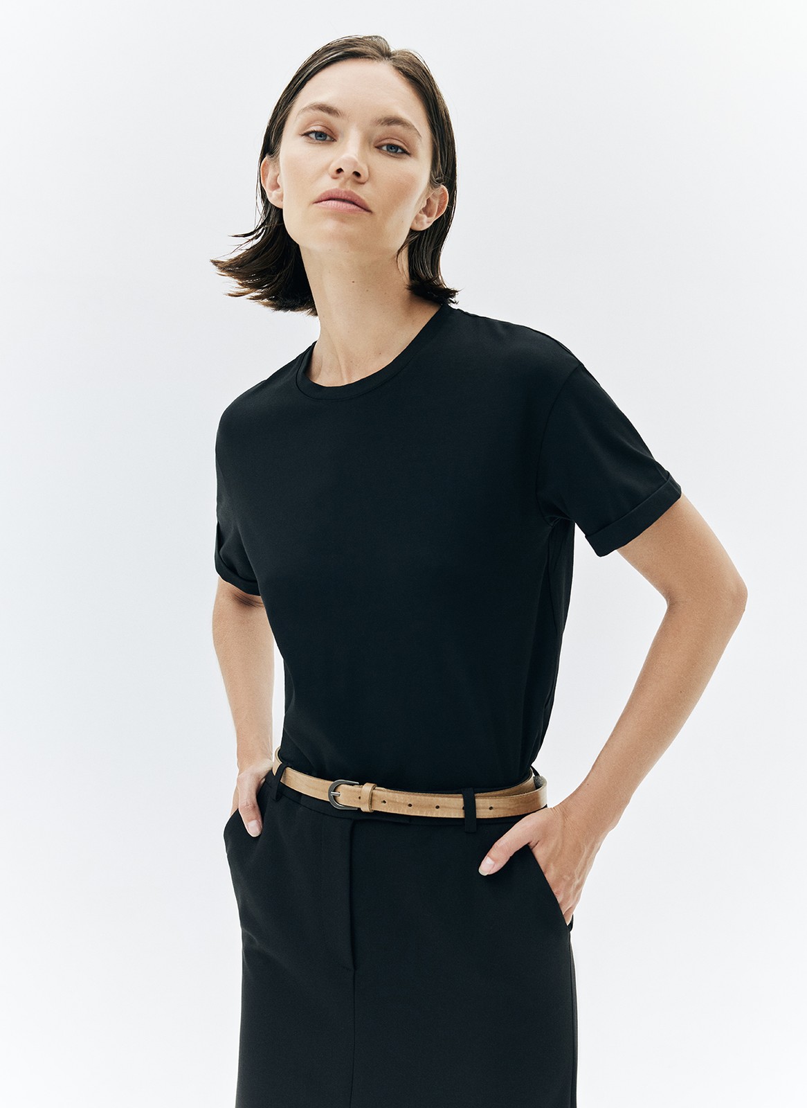 Футболка из эластичного мягкого хлопка. Базовая модель свободного кроя со спущенным плечом. Благодаря материалу в футболке комфортно целый день в любое время года. Носите с джинсами, юбками и брюками.