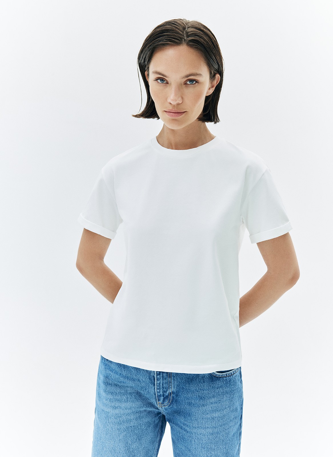 Футболка в стиле boyfriend, цвет: молочный Allweneed Футболка из эластичного мягкого хлопка. Базовая модель свободного кроя со спущенным плечом. Благодаря материалу в футболке комфортно целый день в любое время года. Носите с джинсами, юбками и брюками.