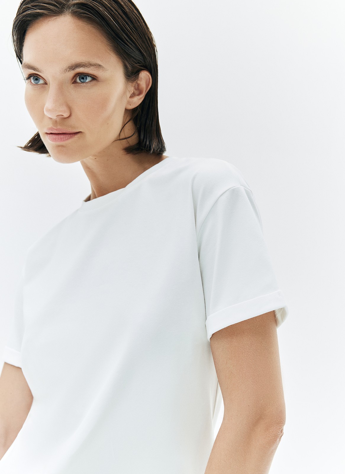 Футболка в стиле boyfriend, цвет: молочный Allweneed Футболка из эластичного мягкого хлопка. Базовая модель свободного кроя со спущенным плечом. Благодаря материалу в футболке комфортно целый день в любое время года. Носите с джинсами, юбками и брюками.