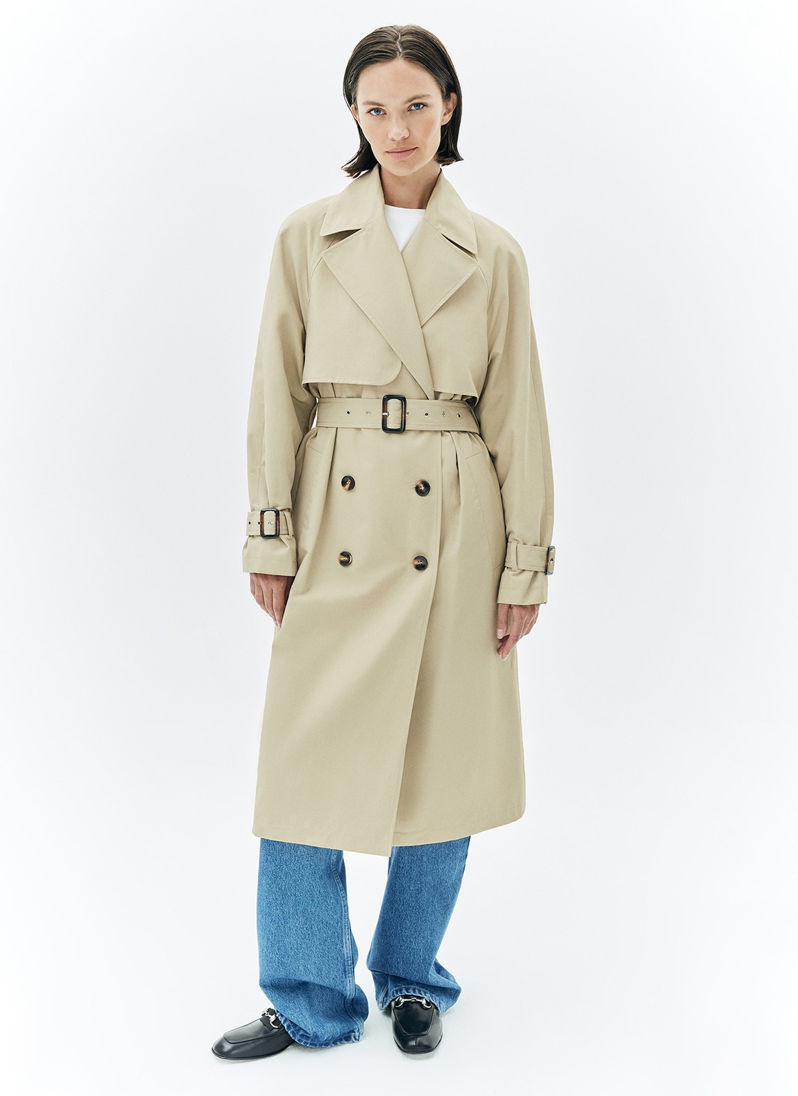 Тренч, цвет: бежевый Allweneed Плащ двубортного кроя с застёжкой на крупные контрастные пуговицы. Мы сохранили все детали классической модели: отлетную кокетку, А-силуэт, манжеты для фиксации рукава и длинный пояс на талии. Мы любим плащ за то, что с ним можно составлять женственные и универсальные повседневные образы.