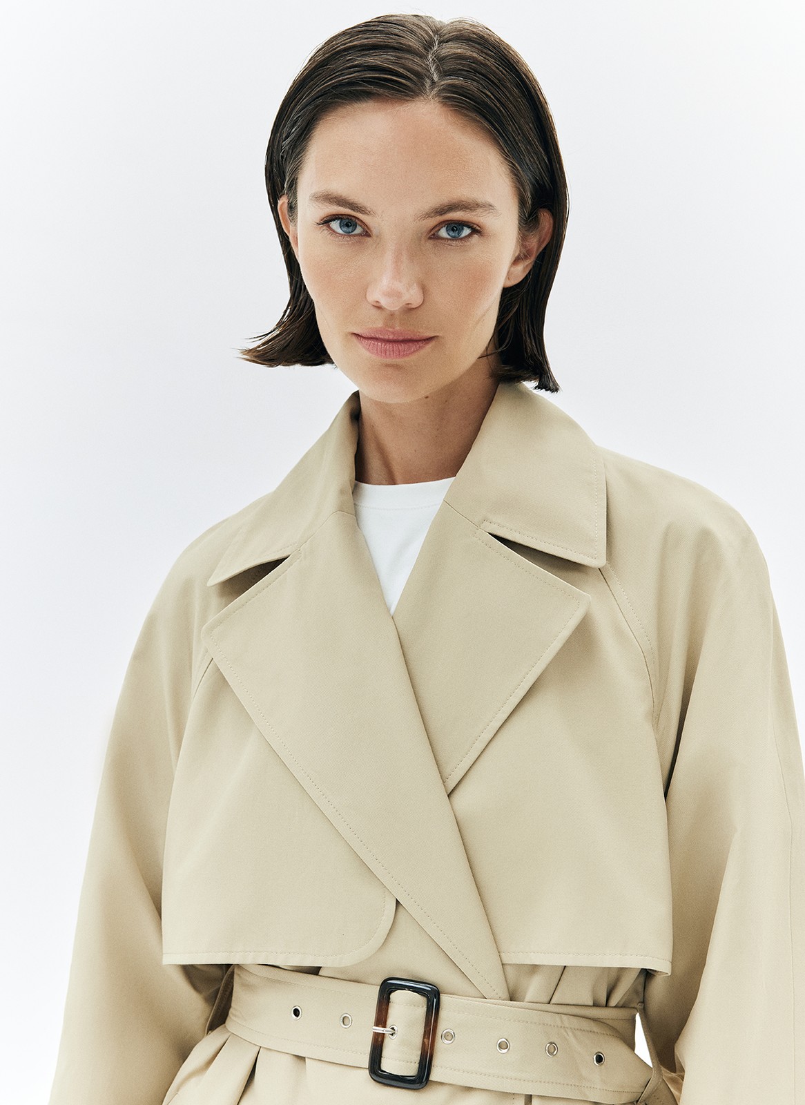 Тренч, цвет: бежевый Allweneed Плащ двубортного кроя с застёжкой на крупные контрастные пуговицы. Мы сохранили все детали классической модели: отлетную кокетку, А-силуэт, манжеты для фиксации рукава и длинный пояс на талии. Мы любим плащ за то, что с ним можно составлять женственные и универсальные повседневные образы.