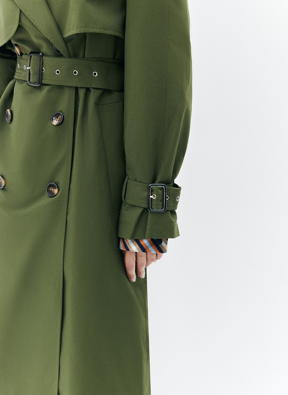 Тренч, цвет: хаки Allweneed Плащ двубортного кроя с застёжкой на крупные контрастные пуговицы. Мы сохранили все детали классической модели: отлетную кокетку, А-силуэт, манжеты для фиксации рукава и длинный пояс на талии. Мы любим плащ за то, что с ним можно составлять женственные и универсальные повседневные образы.