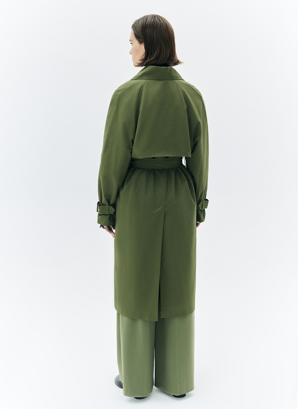 Тренч, цвет: хаки Allweneed Плащ двубортного кроя с застёжкой на крупные контрастные пуговицы. Мы сохранили все детали классической модели: отлетную кокетку, А-силуэт, манжеты для фиксации рукава и длинный пояс на талии. Мы любим плащ за то, что с ним можно составлять женственные и универсальные повседневные образы.