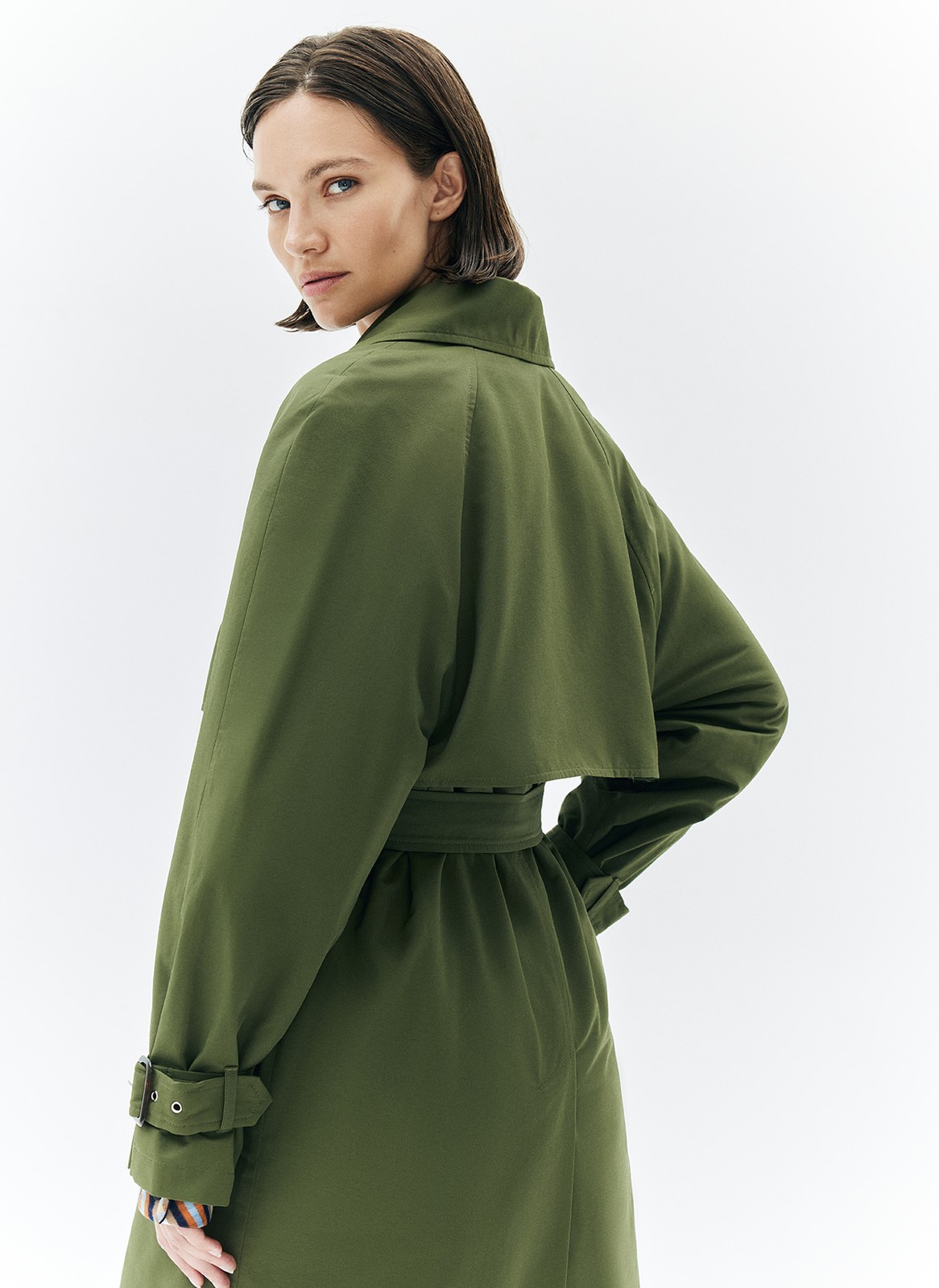 Тренч, цвет: хаки Allweneed Плащ двубортного кроя с застёжкой на крупные контрастные пуговицы. Мы сохранили все детали классической модели: отлетную кокетку, А-силуэт, манжеты для фиксации рукава и длинный пояс на талии. Мы любим плащ за то, что с ним можно составлять женственные и универсальные повседневные образы.